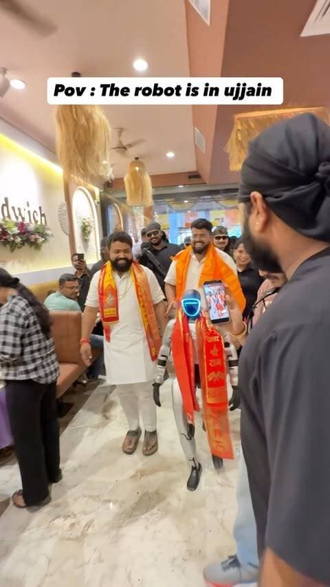 Pov : Robot is in ujjain 🔥🔥
On grand opening of @av.madhuram.sandwich