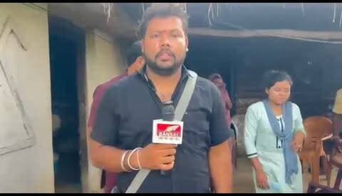 पीड़ित परिवार को नहीं मिला है कोई भी सहायता : आतंकियों ने की है छुईहा निवासी भूपेंद्र भैना की हत्या, पूर्व मुख्यमंत्री भूपेश बघेल ने भी की फोन पर बात, पूर्व संसदीय सचिव पहुंचे घर
बिलाईगढ़ - छत्तीसगढ़ के सारंगढ़-बिलाईगढ़ जिले के बिलाईगढ़ विकासखंड स्थित ग्राम छुईहा निवासी भूपेंद्र भैना की कश्मीर में आतंकियों ने गोली मारकर हत्या कर दी है। इस घटना को आज तीसरा दिन बीत रहा है। परिवार को सांत्वना देने के लिए विभिन्न नेता उनके घर पहुंच रहे हैं।
मृतक भूपेंद्र की बहन अन्नू ने बताया कि उन्हें और भूपेंद्र के बेटे मानस को अंतिम दर्शन भी नसीब नहीं हुए। परिवार की आर्थिक स्थिति बेहद दयनीय है; उन्हें दो वक्त की रोटी के लिए भी संघर्ष करना पड़ रहा है। उनकी थोड़ी सी जमीन भी 30,000 रुपये में गिरवी रखी हुई है।
आज छत्तीसगढ़ के पूर्व मुख्यमंत्री भूपेश बघेल ने फोन पर पीड़ित परिवार से बात की और हर संभव मदद का आश्वासन दिया। वहीं, बिलाईगढ़ के पूर्व विधायक चंद्रदेव र�