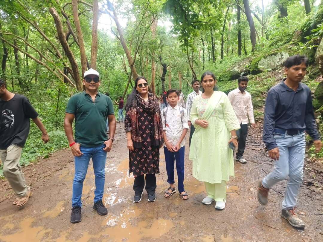 ⏩जन्माष्टमी पर्व पर बाँधवाधीश मंदिर में श्रध्दालुओं ने किए दर्शन
⏩मेले में रही हजारों भक्तों की भीड
⏩जिले में जन्माष्टमी पर्व धूमधाम से मनाया गया। इस अवसर पर बांधवगढ़ ताला स्थित बाँधवाधीश मंदिर में भव्य आस्था का सैलाब उमड़ा। श्रद्धालु 8 किमी का पैदल सफर तय कर मंदिर तक पहँचे, और पूजा अर्चना की । इस दौरान बड़ी संख्या में श्रद्धालुओं ने जन्माष्टमी पर्व पर बाँधवाधीश के दर्शन किये । सर्वप्रथम रीवा रियासत के वंशज श्री दिव्यराज सिंह ने भगवान की पूजा अर्चना की ।
⏩ इस अवसर पर कलेक्टर श्रीमती राखी सहाय एवं सीईओ जिला पंचायत अभय सिंह श्रध्दालुओ के साथ पैदल आठ किलोमीटर की चढाई चढ़कर मंदिर पहुंचे तथा भगवान के दर्शन किए । मेले में श्रद्धालुओं की सुरक्षा व्यवस्था में जवानों को तैनात किया गया था। मेला के दौरान बांधवाधीश मंदिर परिसर में समग्र मेले की व्यवस्था हेतु बांधवगढ़ नेशनल पार्क के क्षेत्र संचालक अनुपम सहाय लगातार निगरानी करते रहे। इस अवसर पर अपर कलेक्टर प्रमोद कुमार सेन गुप्ता, डिप्टी कलेक्टर कमलेश नीरज , एसडीएम मानपुर हरनीत कौर कलसी, एसडीएम बांधवगढ़ अंबिकेश प्रताप सिंह सहित मेला व्यवस्था के लिए तैनात अधिकारी मुस्तैद रहे।
@cmmadhyapradesh
@jansamparkmp
#उमरिया
#umaria