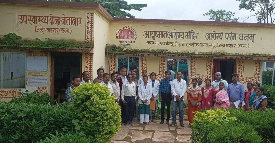 नेतानार उप स्वास्थ्य केंद्र में औचक निरीक्षण. स्वास्थ्य सेवाओं की गुणवत्ता पर विशेष जोर
बस्तर संभाग के स्वास्थ्य संयुक्त संचालक डॉ. महेश सांडिया एवं मुख्य चिकित्सा एवं स्वास्थ्य अधिकारी डॉ. संजय बसाक ने ग्राम नेतानार स्थित उप स्वास्थ्य केंद्र का आकस्मिक निरीक्षण किया।
निरीक्षण में स्वास्थ्य सेवाओं के जमीनी क्रियान्वयन की बारीकी से समीक्षा की गई। 👇
🩺 मलेरिया नियंत्रण और टीबी उन्मूलन
🤰 सुरक्षित मातृत्व एवं प्रसव पूर्व जांच
👶 संस्थागत प्रसव एवं नियमित टीकाकरण
🔬 पैथोलॉजी जांच प्रक्रिया और रिपोर्ट की समयबद्धता
💊 दवाओं का सुरक्षित रख-रखाव और समय पर उपयोग
🏥 राष्ट्रीय गुणवत्ता आश्वासन मानक से प्रमाणन की दिशा में तैयारी
उद्देश्य स्पष्ट है. आम जनता को समय पर, सुरक्षित और गुणवत्तापूर्ण स्वास्थ्य सेवाएं उपलब्ध कराना।
📍 नेतानार, जगदलपुर | 04 सितम्बर 2026
#स्वास्थ्यसेवा #नेतानार #बस्तर