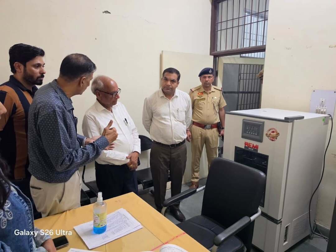 विधायक रामकुमार कश्यप ने सामुदायिक स्वास्थ्य केंद्र कुंजपुरा का किया औचक निरीक्षण, व्यवस्थाओं का लिया जायजा
कहा--नागरिक को बेहतर स्वास्थ्य सुविधा उपलब्ध करवाना सरकार की प्राथमिकता
करनाल, 4 सितंबर। विधायक एवं गवर्नमेंट चीफ व्हीप रामकुमार कश्यप ने गत दिवस सामुदायिक स्वास्थ्य केंद्र कुंजपुरा का औचक निरीक्षण कर स्वास्थ्य सेवाओं एवं व्यवस्थाओं का जायजा लिया। उन्होंने अस्पताल के विभिन्न विभागों एवं सुविधाओं का निरीक्षण करते हुए संबंधित अधिकारियों को मरीजों को बेहतर सुविधाएं उपलब्ध करवाने तथा व्यवस्थाओं में आवश्यक सुधार सुनिश्चित करने के निर्देश दिए।
निरीक्षण के दौरान विधायक रामकुमार कश्यप ने आयुष्मान केंद्र, मृत्यु प्रमाण-पत्र से संबंधित व्यवस्था सहित अस्पताल में उपलब्ध विभिन्न सुविधाओं की जानकारी ली। उन्होंने अस्पताल में उपचार के लिए आए मरीजों एवं उनके परिजनों से भी बातचीत की और स्वास्थ्य सेवाओं, दवाइयों तथा अन्य सुविधाओं के संबंध में फीडबैक लिया। उन्होंने अधिकारियों को निर्देश दिए कि अस्पताल में आने वाले मरीजों को किसी प्रकार की परेशानी न हो तथा उन्हें स्वास्थ्य सेवाओं का लाभ सरल एवं समयबद्ध तरीके से मिले।
विधायक रामकुमार कश्यप ने कहा कि इंद्री विधानसभा क्षेत्र के प्रत्येक नागरिक को बेहतर, सुलभ और समय पर स्वास्थ्य सुविधाएं उपलब्ध करवाना उनकी प्राथमिकता है। प्रदेश सरकार स्वास्थ्य सेवाओं को मजबूत करने की दिशा में निरंतर कार्य कर रही है। मुख्यमंत्री नायब सिंह सैनी जी के नेतृत्व में तथा केंद्रीय मंत्री मनोहर लाल जी के मार्गदर्शन में प्रदेश में स्वास्थ्य सुविधाओं का विस्तार किया जा रहा है, ताकि आमजन को अपने नजदीकी स्वास्थ्य केंद्रों पर ही गुणवत्तापूर्ण चिकित्सा सेवाएं उपलब्ध हो सकें।
इस अवसर पर एसएमओ संदीप अबरोल सहित अस्पताल का स्टाफ एवं संबंधित अधिकारी उपस्थित रहे।