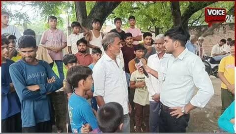 हरचंदपुर विधानसभा के सताँव ब्लॉक के अमवन मजरे कोंसा की मुस्लिम बस्ती में कीचड़ और गंदगी से लोगों का जीना दूभर।
त्योहार से एक दिन पहले सफाई न होने पर मजबूर ग्रामीणों ने खुद फावड़ा उठाकर नालियां और रास्ते साफ किए।
ग्रामीणों में भारी नाराज़गी, बोले— "वोट के समय नेता आते हैं, लेकिन मुसीबत में कोई नहीं।"
#voicebharat24 #रायबरेली #UttarPradesh #reelsviralシ #RakeshSingh DineshPratapSingh BJPGovernment BJP4IND samajwadipartyofficial