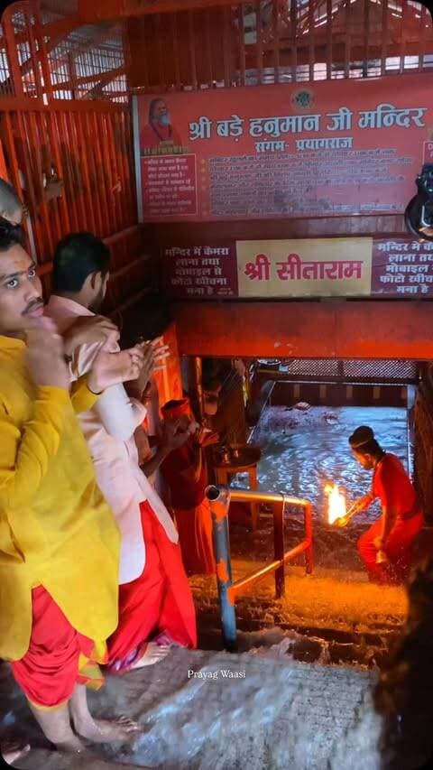 माँ गंगा ने अपने पुत्र श्री लेटे हुए बड़े हनुमान जी को स्नान करवाया 🙏🏻 हर हर गंगे 🚩
.
.
#prayagraj #hanuman #snan #trendingreels #explorepage