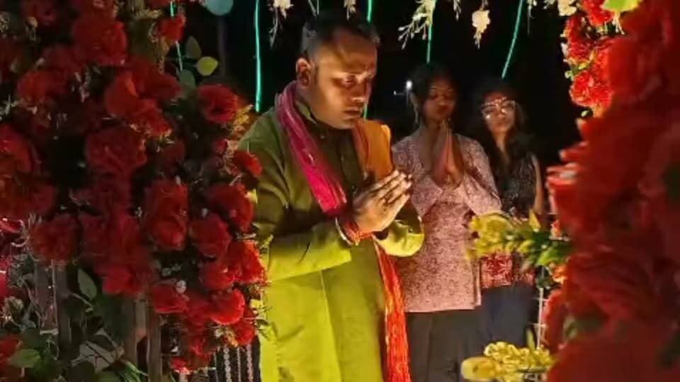 झूले पर झूले नंदलाला, जयकारों से गूंज उठा मंदिर