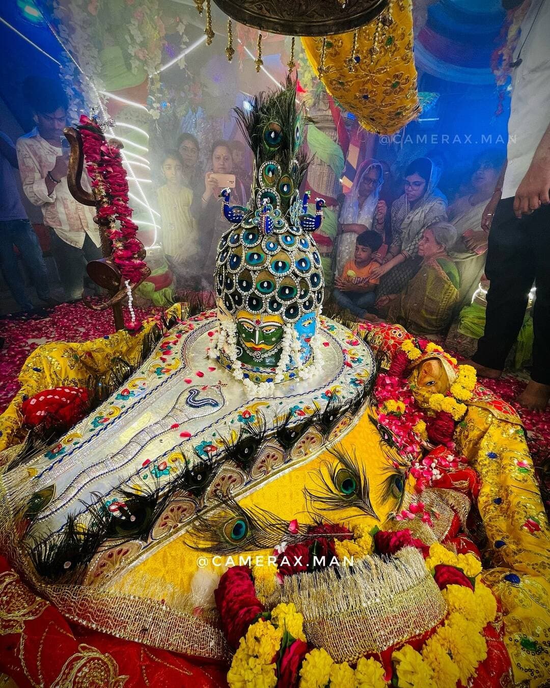 सावन 🍃 के आख़िरी सोमवार में महादेव का चाँदी व मोर पंख से शृंगार 😍🔱
do follow @camerax.man for more
Ps : यहाँ मुझे एक बाबा का आशीर्वाद समेत भेंट भी मिली🥹❤️
📷 @camerax.man
_______________________________
#prayagraj #prayagrajcity #mahadev #mahadeva #mukundeshwarnath #allahabad #allahabadi #prayagraj_official #prayagrajallahabad #hindu #hinduism #sanatani #sanatanihindu #jaishreemahakal #ujjain -#mahakal #mahakaleshwar
