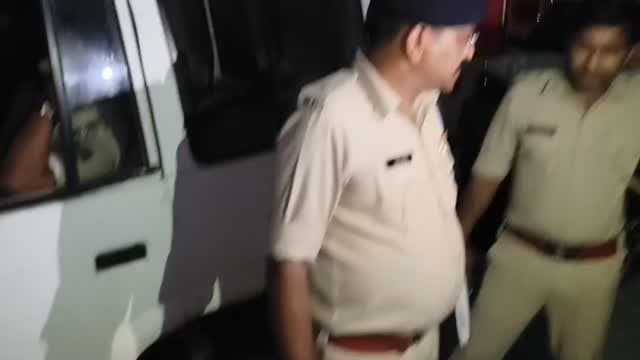 तेलनी में बिहार राज्य नारकोटिक्स विभाग और पुलिस की बड़ी कार्रवाई, 318 किलो गांजा बरामद; तीन महिलाएं गिरफ्तार
बिथान : थाना क्षेत्र के तेलनी गांव में गुरुवार की शाम नारकोटिक्स विभाग और स्थानीय पुलिस की संयुक्त टीम ने बड़ी कार्रवाई करते हुए 318 किलो गांजा बरामद किया है। टीम ने यह कार्रवाई रामबली महतो के घर पर की। छापेमारी के दौरान भारी मात्रा में गांजा मिलने के बाद पुलिस ने उसे जब्त कर लिया। मामले में तीन महिलाओं को गिरफ्तार किया गया है। बड़ी मात्रा में गांजा बरामद होने की खबर फैलते ही पूरे इलाके में हड़कंप मच गया।
जानकारी के अनुसार, नारकोटिक्स विभाग की टीम को तेलनी गांव में नशीले पदार्थ के अवैध कारोबार से संबंधित सूचना मिली थी। सूचना के आधार पर बिहार राज्य नारकोटिक्स विभाग की टीम ने स्थानीय बिथान पुलिस के सहयोग से बुधवार की शाम करीब पांच बजे रामबली महतो के घर पर छापेमारी शुरू की। टीम ने घर के विभिन्न हिस्सों और आसपास के संभावित ठिकानों क�