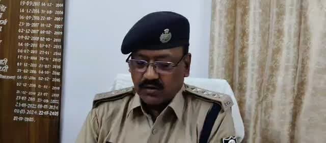 विधान थाने की पुलिस ने गुप्त सूचना के आधार पर 318. 769 ग्राम गांजा के साथ महिला समेत चार को किया गिरफ्तार
#SamastipurNews #Samastipur #police #Bithan
दिनांक-03.09.2026 को समय करीब 16:40 बजे गुप्त सूचना मिली कि बजरंगी महतो, पे०-स्व० मुसो महतो सा०-तेलनी थाना-बिथान जिला-समस्तीपुर अपने भाई एवं घर के अन्य सदस्यों के साथ मिलकर बाहर से गांजा लाकर घर पर रखकर बिक्री करता है तथा अभी इनके घर पर छापामारी करने पर ये सभी गांजा के साथ पकड़े जा सकते हैं। इस सूचना पर पुलिस अधीक्षक, समस्तीपुर के निर्देशानुसार अंचल पुलिस निरीक्षक, रोसड़ा अंचल के नेतृत्व में एक टीम का गठन किया गया। गठित टीम के सदस्यों के द्वारा श्रीमति रूबी कुमारी अंचलाधिकारी बिथान, दण्डाधिकारी के उपस्थिति में त्वरित कार्रवाई करते हुए बजरंगी महतो, पे०-स्व० मुसो महतो सा०-तेलनी थाना-बिथान जिला-समस्तीपुर के घर पर विधिवत छापामारी किया गया तो छापामारी के क्रम में घर से कुल-318. 769 कि०ग्रा० गांजा विधिवत जप्त किया गया तथा घटना में संलिप्त