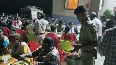 एक पुलिस वाला ऐसा भी, तस्वीर में दिख रहे व्यक्ति भिट्ठा थानाध्यक्ष दीपक पटेल है। महाराष्ट्र के 106 लोग नेपाल में फंस गए थे जिसको रेस्क्यू कर सीतामढ़ी बॉर्डर लाया गया जिसके बाद खुद पुलिसवालों ने उन्हें भोजन कराया है।
#trending
#reels
#bihar
#maharashtra