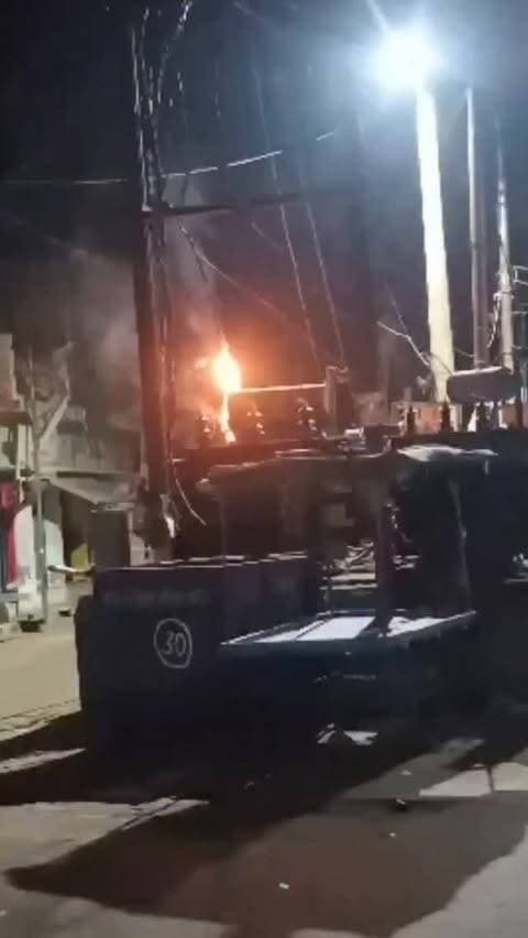 कोंच में बजरिया पावर हाउस पर रखे ट्रांसफार्मर में लगी आग, ओवरलोडिंग के चलते लगी आग, कई कई केबिलें जली
