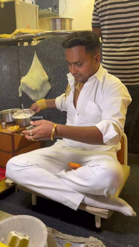 Indore Hold Man Making Kaju Badam Bhang Thandai #indore #thandai #streetfood #indorestreetfood
