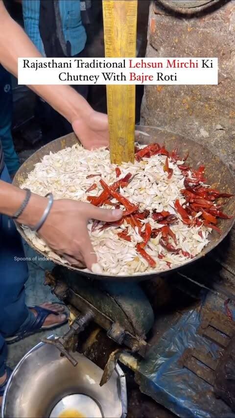 Traditional Lehsun Mirchi Ki Spicy Chutney
#chutney #rajasthan #streetfoods #indianstreetfood