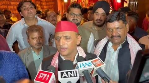 "वंदे मातरम् बीजेपी वाले नहीं गा पाते हैं। 26 हजार स्कूल बंद हुए हैं, हर स्कूल के सामने हमारी पार्टी के लोग पहुंचेंगे।"
- माननीय राष्ट्रीय अध्यक्ष श्री अखिलेश यादव जी, लखनऊ