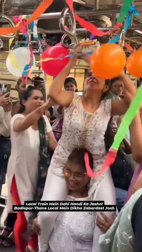 Local Train Mein Dahi Handi Ka Jashn! Badlapur-Thane Local Mein Dikha Zabardast Josh