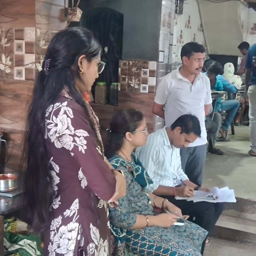 🚸 बाल श्रम के विरुद्ध जागरूकता अभियान 🚸
बाल श्रम को रोकना हम सभी की जिम्मेदारी है।
इसी उद्देश्य से जिला बाल संरक्षण इकाई, श्रम विभाग एवं चाइल्ड हेल्पलाइन की संयुक्त टीम द्वारा दिनांक 02 सितम्बर 2026 को नगर पंचायत सरसींवा क्षेत्र में संचालित ढाबों, रेस्टोरेंट, होटलों, चाय दुकानों, राइस मिलों एवं गैरेजों का निरीक्षण किया गया।
🔹 निरीक्षण के दौरान प्रतिष्ठान संचालकों को बाल एवं किशोर श्रमिकों से कार्य नहीं कराने के संबंध में आवश्यक जानकारी एवं समझाइश दी गई।
🔹 बाल मजदूरी के दुष्परिणाम एवं इसके निषेध के संबंध में जागरूक किया गया।
🔹 प्रतिष्ठान संचालकों को बाल एवं किशोर श्रम अधिनियम के प्रावधानों का पालन सुनिश्चित करने हेतु निर्देशित किया गया।
👧🧒 बच्चों के हाथों में काम नहीं, किताब और भविष्य होना चाहिए।
आइए, हम सभी मिलकर बाल श्रम मुक्त समाज के निर्माण में अपना योगदान दें। 🤝
#बालश्रममुक्तभारत #बालश्रमनिषेध #ChildLabourFreeIndia #ChildProtection #ChildHelpline बालअधिकार जागरूकताअभियान सरसींवा सारंगढ़बिलाईगढ़ DistrictAdministration ChildProtectionUnit