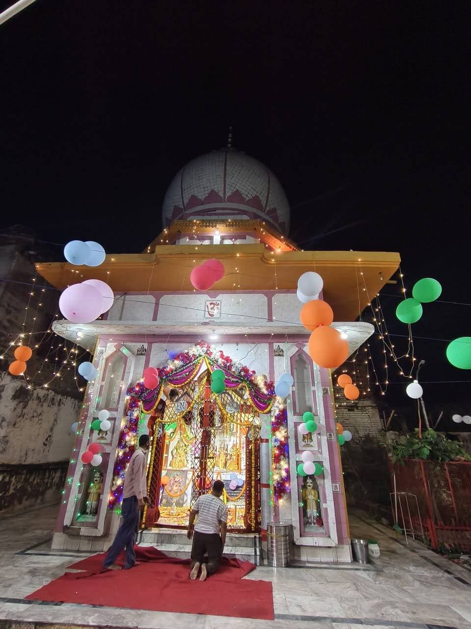दिबियापुर के पोस्ट ऑफिस में सजी झांकी का दृश्य।जय श्री राधा कृष्ण