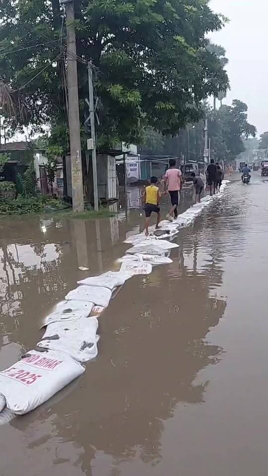 बख्तियारपुर नगर परिषद क्षेत्र के पुरानी मवेशी हाट के समीप बख्तियारपुर-मोकामा पुरानी NH-30 पर गंगा नदी की बढ़ते जलस्तर के कारण गंगा की जल का धाराप्रवाहित नागरिक परेशान।
#CMOBihar #PatnaNews #trendingreelsvideo #hindustan #Bakhtiyarpur #BreakingNews #newstoday #NitishKumar #smratchaudhary #NarendraModi #viralreels #PatnaNews #shortsvideos #public #LocalNews #newsfeed #viralnews #virals #news #viralvideo #vglivenewsnational #viralreelschallenge #trendingreelsvideo Ministry of Information & Broadcasting, Government of India V G Live• News National CMO Bihar District Administration Patna Information & Public Relations Department, Government of Bihar Samrat Choudhary Urban Development & Housing Dept, Govt. of Bihar