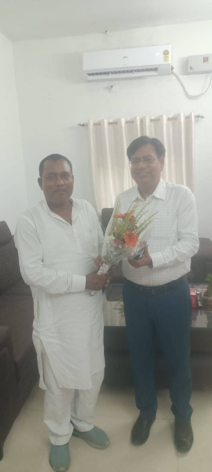 उप विकास आयुक्त शम्भू शरण पांडेय, से रजौली दक्षिणी जिला परिषद सदस्य मेवालाल राजवंशी, मिलकर, गर्मजोशी अभिनन्दन करते हुवे, कहा कि पुर्व में भी, रजौली अनुमंडल में रहने के चलते नवादा जिला के, भोगोंलिक स्थिति कि जानकारी, रहने के चलते नवादा का समग्र विकास में,मिलका पत्थर साबित होगा,