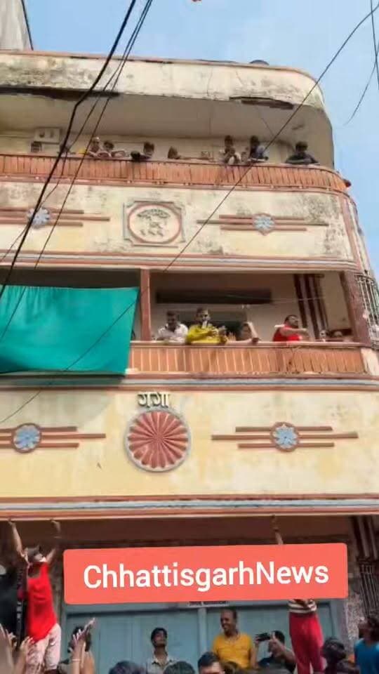 छत्तीसगढ़ की न्यायधानी बिलासपुर में कृष्ण जन्माष्टमी के मौके पर मटकी फोड़ कार्यक्रम का आयोजन उत्साह और धूमधाम के साथ किया गया। कार्यक्रम के दौरान युवाओं की टोली पर जमकर नोट बरसाए गए। नोट लुटाए जाने का नजारा देखने और लूटने के लिए बड़ी संख्या में लोगों की भीड़ उमड़ पड़ी।
#chhattisgarh #bilaspur #bilaspurnews #कृष्ण_जन्माष्टमी #जन्माष्टमी #chhattisgarhnews #नोट_लुटाए