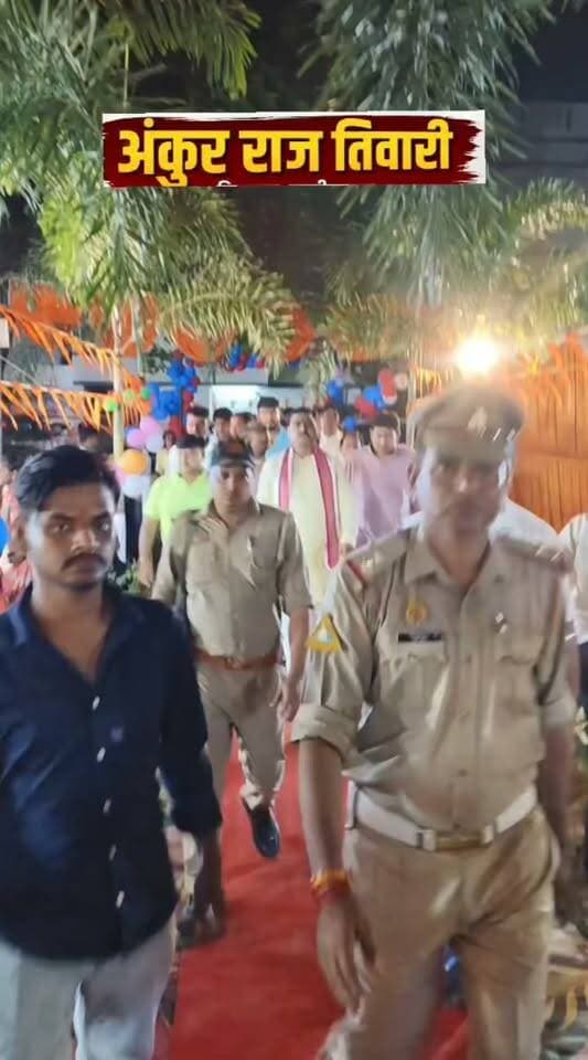 पुलिस लाइन में धूमधाम से मना जन्माष्टमी पर्व, विधायक अंकुर राज तिवारी ने की शिरकत
संतकबीरनगर। रिजर्व पुलिस लाइन संतकबीरनगर में श्रीकृष्ण जन्माष्टमी के शुभ अवसर पर भव्य धार्मिक कार्यक्रम का आयोजन किया गया। कार्यक्रम में मुख्य अतिथि के रूप में खलीलाबाद विधायक अंकुर राज तिवारी पहुंचे और भगवान श्रीकृष्ण के पूजन-अर्चन में शामिल हुए। इस दौरान जिलाधिकारी आलोक कुमार, पुलिस अधीक्षक संदीप कुमार मीणा, अपर पुलिस अधीक्षक सुशील कुमार सिंह, क्षेत्राधिकारी प्रियम राजशेखर पांडेय समेत पुलिस विभाग के तमाम अधिकारी एवं कर्मचारी मौजूद रहे।
जन्माष्टमी को लेकर पुलिस लाइन परिसर को आकर्षक ढंग से सजाया गया था। कार्यक्रम में पुलिसकर्मियों के साथ उनके परिवारों ने भी उत्साहपूर्वक भाग लिया। भक्ति गीतों और धार्मिक कार्यक्रमों से पूरा परिसर कृष्णमय नजर आया। अधिकारियों और जनप्रतिनिधियों ने सभी को श्रीकृष्ण जन्माष्टमी की शुभकामनाएं दीं और पर्व को आपसी प्रेम, भाईचारे एवं सौहार्द के साथ मनाने का संदेश दिया।