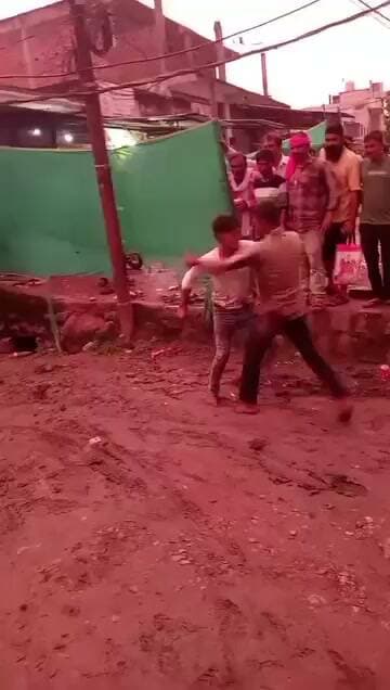 बीच बाजार युवक पर चाकुओं से ताबड़तोड़ हमला, वायरल वीडियो से दहला ललितपुर
नेहरू नगर चौकी क्षेत्र की घटना, हमले का वीडियो सोशल मीडिया पर वायरल
पीड़ित ने पुलिस से लगाई न्याय की गुहार, जांच शुरू
✒️ रिपोर्ट: यूपी हेड नागेंद्र पांडये
ललितपुर। उत्तर प्रदेश के ललितपुर जिले में दिनदहाड़े बीच बाजार एक युवक पर चाकुओं से ताबड़तोड़ हमला किए जाने का कथित वीडियो सोशल मीडिया पर तेजी से वायरल हो रहा है। घटना नेहरू नगर चौकी क्षेत्र की बताई जा रही है। वीडियो में कुछ लोग एक युवक पर लगातार धारदार हथियार से हमला करते दिखाई दे रहे हैं, जबकि आसपास मौजूद लोग भय और अफरा-तफरी के माहौल में नजर आते हैं।
प्राप्त जानकारी के अनुसार, हमले में घायल युवक ने पुलिस से शिकायत कर आरोपियों के खिलाफ कार्रवाई की मांग की है। घटना के बाद क्षेत्र में दहशत का माहौल बन गया। बीच बाजार हुई इस वारदात ने कानून-व्यवस्था और सार्वजनिक सुरक्षा को लेकर भी कई सवाल खड़े कर दिए हैं।
सूत्रों के अनुसार, वायरल वीडियो के आधार पर पुलिस पूरे घटनाक्रम की जांच कर रही है। घटनास्थल के आसपास लगे सीसीटीवी कैमरों की फुटेज और अन्य साक्ष्यों को भी खंगाला जा रहा है। समाचार लिखे जाने तक हमले के पीछे की वास्तविक वजह और सभी आरोपियों की आधिकारिक पुष्टि नहीं हो सकी है।
पुलिस का कहना है कि शिकायत के आधार पर नियमानुसार कार्रवाई की जाएगी तथा जांच पूरी होने के बाद तथ्य सार्वजनिक किए जाएंगे। फिलहाल मामले की विवेचना जारी है।
इस घटना ने एक बार फिर यह संदेश दिया है कि सार्वजनिक स्थानों पर हिंसा न केवल पीड़ित बल्कि पूरे समाज में भय का वातावरण पैदा करती है। कानून अपने हाथ में लेने की प्रवृत्ति पर सख्ती से रोक लगना आवश्यक है।
🟥 ND NEWS | दैनिक निष्पक्ष धारा की अपील
किसी भी विवाद का समाधान हिंसा नहीं, बल्कि कानून और संवाद के माध्यम से होना चाहिए। यदि आपके सामने किसी व्यक्ति पर हमला होता है तो अपनी सुरक्षा का ध्यान रखते हुए तुरंत पुलिस और आपातकालीन सेवाओं को सूचना दें। वायरल वीडियो साझा करने के बजाय उसे जांच एजेंसियों तक पहुंचाना अधिक जिम्मेदार कदम है।
जनहित सुझाव
किसी भी आपराधिक घटना की तत्काल पुलिस को सूचना दें।
हिंसक घटनाओं की वीडियो बनाने के बजाय पीड़ित की मदद और पुलिस को सूचना देने को प्राथमिकता दें।
सोशल मीडिया पर अपुष्ट जानकारी या अफवाहें साझा करने से बचें।
सार्वजनिक स्थानों पर सुरक्षा व्यवस्था और नियमित पुलिस गश्त को मजबूत किया जाए।
👇👇👇
#NDNEWS #दैनिकनिष्पक्षधारा #Lalitpur #BreakingNews #CrimeNews #UttarPradesh #UPPolice #NehruNagar #LawAndOrder #PublicSafety
👇👇👇
@dgpup
@RSSorg
@UPGovt
@RSSgeet
@wpl1090
@Uppolice
@MIB_India
@PMOIndia
@HMOIndia
@VHPDigital
@InfoDeptUP
@myogioffice
@homeupgov
@CMOUP_RC
@CMOfficeUP
@ChiefSecyUP
@ChiefSecyUP
@MahantYogiG
@UpPolicemitra
@BajrangDalOrg
@UPPViralCheck
@rashtrapatibhvn
@112UttarPradesh
@UPMahilakalyan
@myogiadityanath
@LalitpurPolice
👇👇👇
🟥 ND NEWS | दैनिक निष्पक्ष धारा
मुख्य संपादक / संस्थापक: राजन सिंह हाड़ा
सह-संपादक: शालिनी सिंह भदौरिया
✒️ रिपोर्ट: यूपी हेड नागेंद्र पांडये
📍 कार्यालय-3: U158, हीरा स्वीट्स के पास, विकास मार्ग, लक्ष्मी नगर, पूर्वी दिल्ली, पिन कोड – 110092 (NCR)
📍 कार्यालय-2: विधानसभा रोड, बर्लिंगटन चौराहा, लखनऊ – 226001 (UP)
📍 कार्यालय-1: 1/1 अटल बिहारी चौराहा, नियर बर्मा चौराहा, फतेहपुर – 212601 (UP)
📅 दिनांक: 05 सितंबर 2026
📆 दिन: शनिवार
📧 Email: ndnewschannel@gmail.com
📞 मोबाइल: 096961 19696