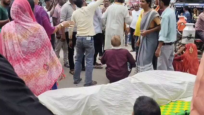 चित्रकूट भरतकूप के भरथौल में जमीनी विवाद में हुई हत्या मामले में मृतक के परिजनों ने आरोपियों को फांसी की सजा की मांग कर कर्वी के पुरानी कोतवाली चौराहा में शव रख कर लगाया जाम मामला चित्रकूट जनपद के भरतकूप थाना क्षेत्र के भरथौल गांव का बीते गुरुवार का है जहां भाई की जमीन में जबरन हिस्सा बांट के लिए हुए विवाद में भाई बोधिलाल ने अपने ही सगे भाई शिवप्रकाश की अपने पुत्रों और पत्नी के साथ मिलकर हत्या कर दी थी जिस पर पुलिस ने हत्यारे भाई बोधिलाल उसकी पत्नी और एक पुत्र को गिरफ्तार कर लिया है और एक अभियुक्त अभी फरार है शिवप्रकाश की निर्मम हत्या से गुस्साए परिजन आज शुक्रवार की दोपहर 12 बजे कर्वी बांदा मुख्य मार्ग में कर्वी के पुरानी कोतवाली चौराहा के पास बीच सड़क पर शव रख कर आरोपियों को फांसी की सजा और शेष अभियुक्तों की गिरफ्तारी कीमांग कर हंगामा करने लगे देखते ही देखते नेशनल हाईवे जाम हो गया और दोनों तरफ वाहनों की लंबी कतारे लग गई वहीं सूचना ओर सीओ सिटी सत्येंद्र सिंह मौके पर पहुंचकर परिजनों से बात चीत की और शेष बचे आरोपियों को जल्द गिरफ्तार करने और उन्हें कड़ी से कड़ी सजा दिलाए जाने का आश्वासन देकर आधा घंटे बाद जाम खुलवाया है