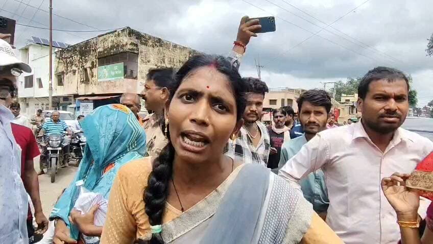 चित्रकूट भरतकूप के भरथौल में जमीनी विवाद में हुई हत्या मामले में मृतक के परिजनों ने आरोपियों को फांसी की सजा की मांग कर कर्वी के पुरानी कोतवाली चौराहा में शव रख कर लगाया जाम मामला चित्रकूट जनपद के भरतकूप थाना क्षेत्र के भरथौल गांव का बीते गुरुवार का है जहां भाई की जमीन में जबरन हिस्सा बांट के लिए हुए विवाद में भाई बोधिलाल ने अपने ही सगे भाई शिवप्रकाश की अपने पुत्रों और पत्नी के साथ मिलकर हत्या कर दी थी जिस पर पुलिस ने हत्यारे भाई बोधिलाल उसकी पत्नी और एक पुत्र को गिरफ्तार कर लिया है और एक अभियुक्त अभी फरार है शिवप्रकाश की निर्मम हत्या से गुस्साए परिजन आज शुक्रवार की दोपहर 12 बजे कर्वी बांदा मुख्य मार्ग में कर्वी के पुरानी कोतवाली चौराहा के पास बीच सड़क पर शव रख कर आरोपियों को फांसी की सजा और शेष अभियुक्तों की गिरफ्तारी कीमांग कर हंगामा करने लगे देखते ही देखते नेशनल हाईवे जाम हो गया और दोनों तरफ वाहनों की लंबी कतारे लग गई वहीं सूचना ओर सीओ सिटी सत्येंद्र सिंह मौके पर पहुंचकर परिजनों से बात चीत की और शेष बचे आरोपियों को जल्द गिरफ्तार करने और उन्हें कड़ी से कड़ी सजा दिलाए जाने का आश्वासन देकर आधा घंटे बाद जाम खुलवाया है