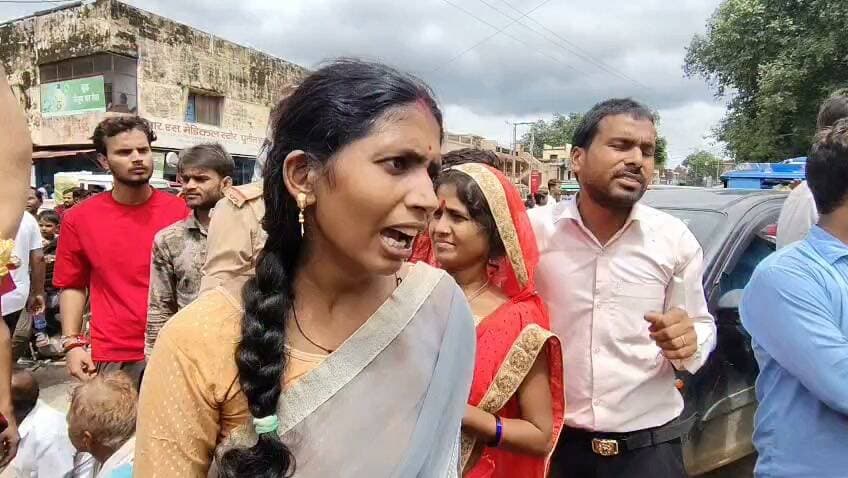 चित्रकूट भरतकूप के भरथौल में जमीनी विवाद में हुई हत्या मामले में मृतक के परिजनों ने आरोपियों को फांसी की सजा की मांग कर कर्वी के पुरानी कोतवाली चौराहा में शव रख कर लगाया जाम मामला चित्रकूट जनपद के भरतकूप थाना क्षेत्र के भरथौल गांव का बीते गुरुवार का है जहां भाई की जमीन में जबरन हिस्सा बांट के लिए हुए विवाद में भाई बोधिलाल ने अपने ही सगे भाई शिवप्रकाश की अपने पुत्रों और पत्नी के साथ मिलकर हत्या कर दी थी जिस पर पुलिस ने हत्यारे भाई बोधिलाल उसकी पत्नी और एक पुत्र को गिरफ्तार कर लिया है और एक अभियुक्त अभी फरार है शिवप्रकाश की निर्मम हत्या से गुस्साए परिजन आज शुक्रवार की दोपहर 12 बजे कर्वी बांदा मुख्य मार्ग में कर्वी के पुरानी कोतवाली चौराहा के पास बीच सड़क पर शव रख कर आरोपियों को फांसी की सजा और शेष अभियुक्तों की गिरफ्तारी कीमांग कर हंगामा करने लगे देखते ही देखते नेशनल हाईवे जाम हो गया और दोनों तरफ वाहनों की लंबी कतारे लग गई वहीं सूचना ओर सीओ सिटी सत्येंद्र सिंह मौके पर पहुंचकर परिजनों से बात चीत की और शेष बचे आरोपियों को जल्द गिरफ्तार करने और उन्हें कड़ी से कड़ी सजा दिलाए जाने का आश्वासन देकर आधा घंटे बाद जाम खुलवाया है