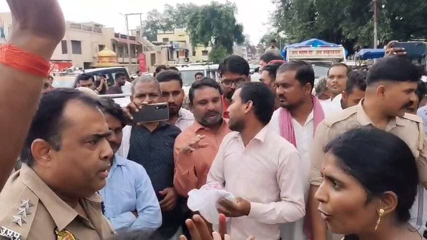 चित्रकूट भरतकूप के भरथौल में जमीनी विवाद में हुई हत्या मामले में मृतक के परिजनों ने आरोपियों को फांसी की सजा की मांग कर कर्वी के पुरानी कोतवाली चौराहा में शव रख कर लगाया जाम मामला चित्रकूट जनपद के भरतकूप थाना क्षेत्र के भरथौल गांव का बीते गुरुवार का है जहां भाई की जमीन में जबरन हिस्सा बांट के लिए हुए विवाद में भाई बोधिलाल ने अपने ही सगे भाई शिवप्रकाश की अपने पुत्रों और पत्नी के साथ मिलकर हत्या कर दी थी जिस पर पुलिस ने हत्यारे भाई बोधिलाल उसकी पत्नी और एक पुत्र को गिरफ्तार कर लिया है और एक अभियुक्त अभी फरार है शिवप्रकाश की निर्मम हत्या से गुस्साए परिजन आज शुक्रवार की दोपहर 12 बजे कर्वी बांदा मुख्य मार्ग में कर्वी के पुरानी कोतवाली चौराहा के पास बीच सड़क पर शव रख कर आरोपियों को फांसी की सजा और शेष अभियुक्तों की गिरफ्तारी कीमांग कर हंगामा करने लगे देखते ही देखते नेशनल हाईवे जाम हो गया और दोनों तरफ वाहनों की लंबी कतारे लग गई वहीं सूचना ओर सीओ सिटी सत्येंद्र सिंह मौके पर पहुंचकर परिजनों से बात चीत की और शेष बचे आरोपियों को जल्द गिरफ्तार करने और उन्हें कड़ी से कड़ी सजा दिलाए जाने का आश्वासन देकर आधा घंटे बाद जाम खुलवाया है