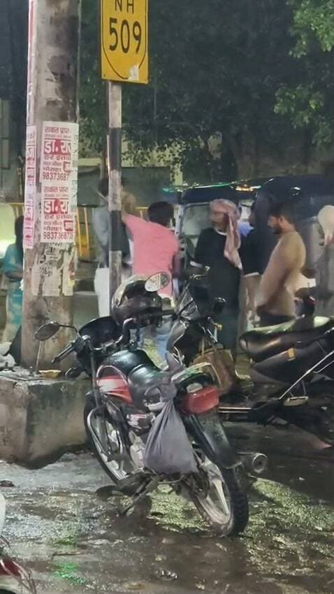 आगरा ब्रेकिंग...
रामबाग चौराहे पर युवक को दौड़ा-दौड़ाकर पीटा,
पुलिस चौकी से चंद कदम की दूरी पर दो युवकों में मारपीट,
गुलाबी टी-शर्ट पहने युवक ने दूसरे युवक को दौड़ाकर फिर पकड़ा,
पीड़ित युवक लगाता रहा पुलिस बुलाने की गुहार,
मारपीट के दौरान तमाशबीन बनी रही मौके पर मौजूद भीड़,
घटना गुरुवार रात करीब 9 बजे की बताई जा रही,
मारपीट का वीडियो मोबाइल कैमरे में कैद, सोशल मीडिया पर वायरल,
डिविजन चौकी के पास मारपीट, मौके पर पुलिस की गैरमौजूदगी पर उठे सवाल।