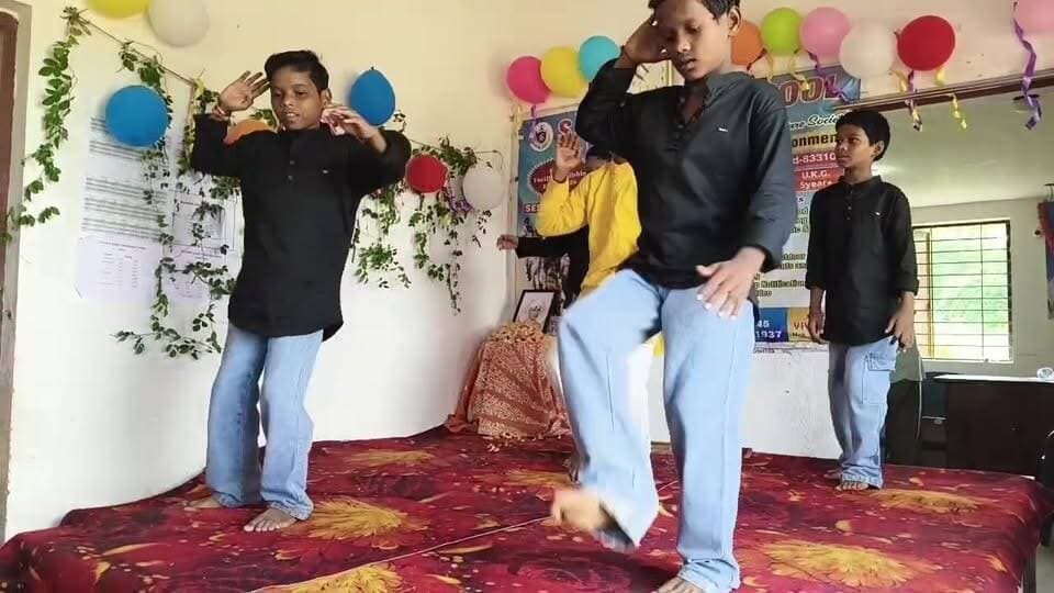नागपुरी नृत्य करते....