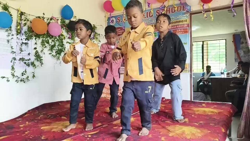 एस एस पब्लिक स्कूल के छात्रों द्वारा प्रस्तुत किय देश भक्ति नृत्य