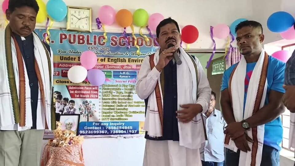 पूर्व विधायक गुरुचरण नायक ने छात्र छात्राओं को सम्बोधित करते हुए...