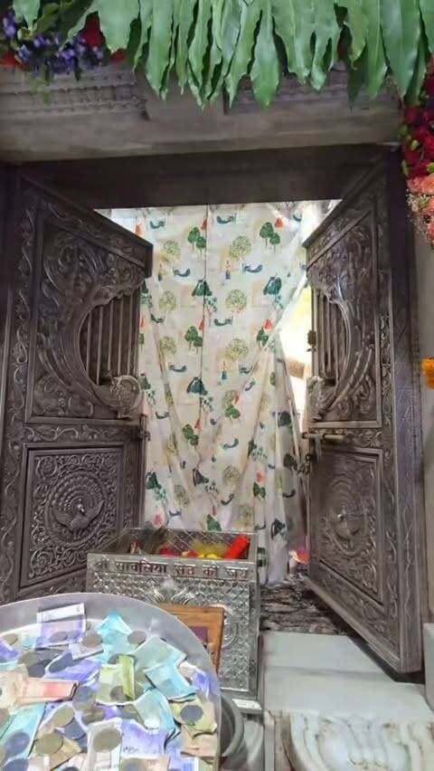 श्री साँवरिया सेठ जी के आज के लाइव श्रृंगार दर्शन 🙏
अति मनमोहक और अलौकिक स्वरूप… दर्शन मात्र से मन हो जाए प्रसन्न।
जय श्री साँवरिया सेठ जी महाराज ❤️🙏
