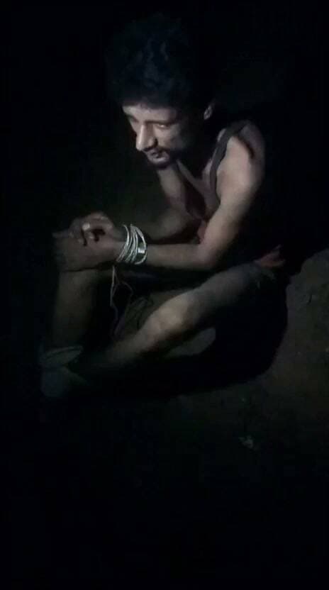 बदायूं ब्रेकिंग
कच्छा-बनियान में भैंस खोलने पहुंचे तीन चोर
➡️ भैंस ने एक चोर को सींग मारकर किया घायल
➡️ भैंस के शोर और चोर की चीख से जागा परिवार
➡️ परिवार ने शोर मचाया तो आसपास के लोग भी मौके पर पहुंचे
➡️ ग्रामीणों ने घेराबंदी कर एक चोर को पकड़ लिया
➡️ जबकि दो चोर मौके से भागने में कामयाब रहे
➡️ ग्रामीणों ने पकड़े गए चोर के दोनों हाथ रस्सी से बांध दिए
➡️ पकड़े गए चोर से ग्रामीणों ने पूछताछ की
➡️ बाद में ग्रामीणों ने चोर को पुलिस के हवाले कर दिया
➡️ पुलिस पकड़े गए चोर से पूछताछ कर रही है
➡️ घटना के बाद गांव में मचा हड़कंप
➡️ इस्लामनगर थाना क्षेत्र के नदेरी गांव का मामला