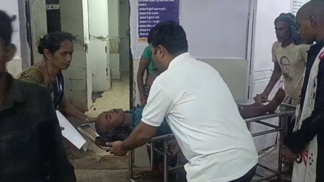 बोलेरो की टक्कर से बाइक सवार तीन युवक घायल, एक रीवा रेफर
सीधी। बहरी थाना क्षेत्र के पोखरा में तेज रफ्तार बोलेरो ने सामने से आ रही बाइक को जोरदार टक्कर मार दी। हादसे में बाइक सवार तीन लोग गंभीर रूप से घायल हो गए। टक्कर इतनी तेज थी कि एक युवक बाइक से दूर जा गिरा, जबकि दो अन्य बाइक के नीचे दब गए।
जानकारी के अनुसार, राज कुमार यादव (28), प्राणपति (20) निवासी ग्राम बिलारो, पोस्ट पोखरा, थाना बहरी सहित तीन लोग बाइक से अपने घर लौट रहे थे। बताया गया कि वे अपने जीजा के दसगात्र कार्यक्रम में शामिल होने के बाद वापस जा रहे थे। इसी दौरान पोखरा में सामने से आ रही तेज रफ्तार बोलेरो ने उनकी बाइक को टक्कर मार दी।
हादसे के बाद मौके पर अफरा-तफरी मच गई। आसपास मौजूद लोगों की मदद से घायलों को बाइक के नीचे से बाहर निकाला गया। सूचना मिलने पर एंबुलेंस की सहायता से सभी घायलों को जिला अस्पताल सीधी लाया गया, जहां उनका उपचार शुरू किया गया।
राज कुमार यादव की हालत गंभीर होने के कारण चिकित्सकों ने प्राथमिक उपचार के बाद उन्हें रीवा रेफर कर दिया। वहीं अन्य दोनों घायलों का जिला अस्पताल में उपचार जारी है। घटना की सूचना के बाद पुलिस ने मामले की जांच शुरू कर दी है।