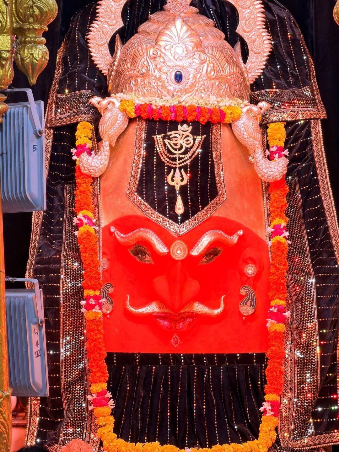 300 साल पुरानी आस्था की कहानी है। जूनी इंदौर में स्थित
प्राचीन शनि मंदिर🚩
🙏🏼 जय शनि 🪐 देव 🙏🏼
.
.
#shanidev #shanidevmaharaj #shanidevmandir #indore #explore