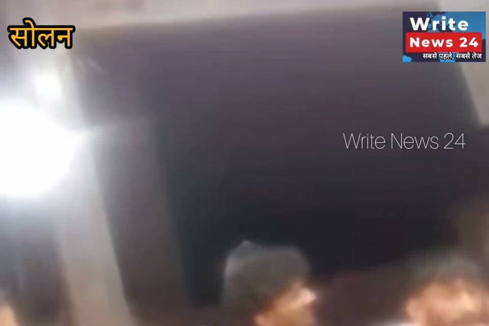 सोलन: ठेके के बाहर युवक पर जानलेवा हमला करने वाले दोनों युवकों का झगड़े से पहले का वीडियो आया सामने ।
गौरतलब हो कि युवक पर जानलेवा हमले से पंकज नामक युवक गंभीर घायल हो गया था जिसे इलाज के लिए पीजीआई रेफर कर दिया था ।
#himachalpradesh #solan #viralvideo #crime #followers