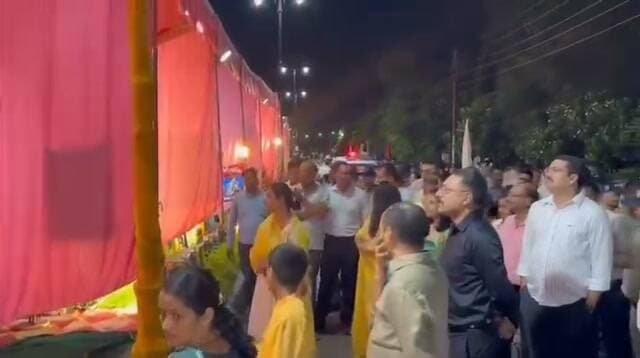 जिलाधिकारी मयूर दीक्षित व एसएसपी नवनीत सिंह द्वारा झांकियों की मनोहर छवि का आनंद लिए गया व तत्पश्चात बहुउद्देशीय हॉल पर रिक्रूट आरक्षियों एवं पुलिस मॉडर्न स्कूल की छात्र छात्राओं के रंगारंग सांस्कृतिक प्रस्तुतियों का आनंद लिया गया।