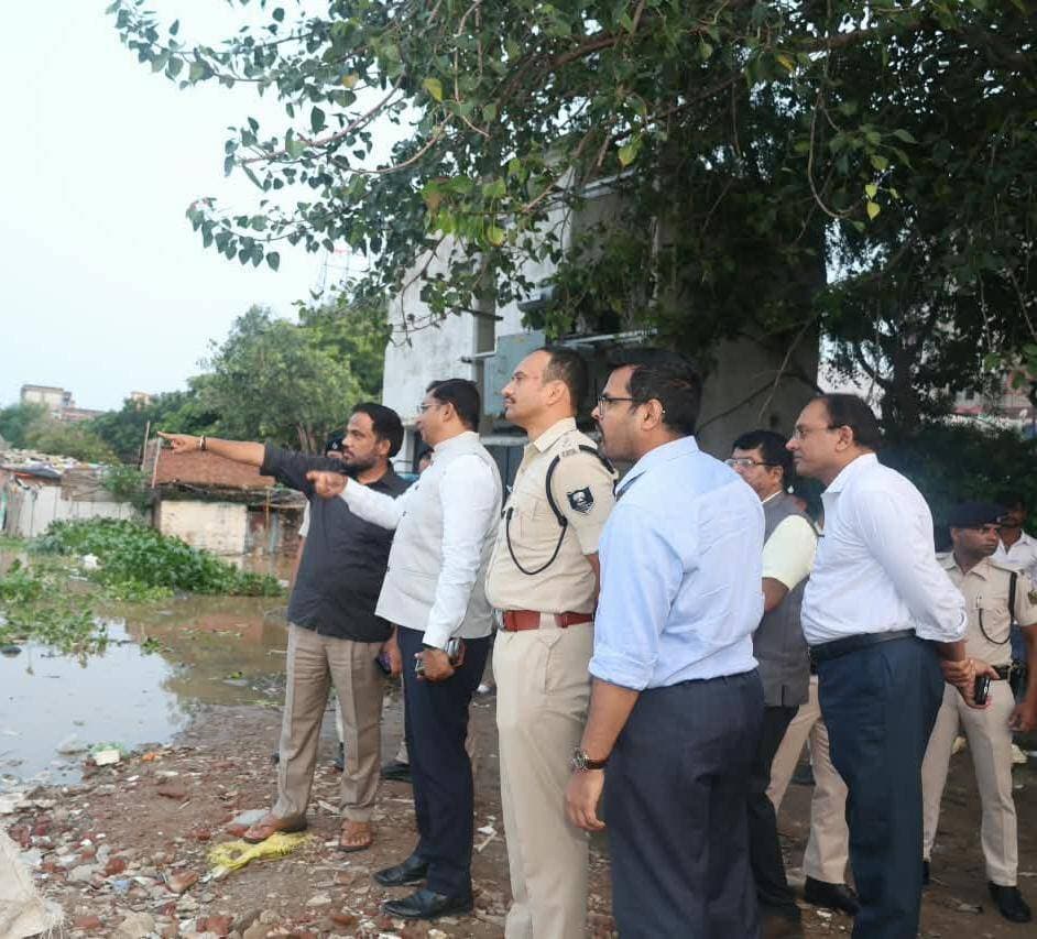 बाढ़ प्रभावित क्षेत्रों में प्रशासन द्वारा राहत एवं बचाव कार्य जारी
राहत शिविरों में सामुदायिक रसोई, चिकित्सा, पेयजल एवं शौचालय की समुचित व्यवस्था; पशुओं के लिए भी चारा, शेड एवं चिकित्सा सुविधा उपलब्ध
पटना जिले से होकर बहने वाली नदियों के जलस्तर में वृद्धि के कारण प्रभावित क्षेत्रों में जिला प्रशासन द्वारा राहत एवं बचाव कार्य युद्धस्तर पर संचालित किए जा रहे हैं। जिलाधिकारी श्री कुन्दन कुमारके निर्देश पर सभी अनुमंडल पदाधिकारी, अंचलाधिकारी एवं संबंधित विभागों के पदाधिकारी एवं कर्मी बाढ़ प्रभावित लोगों की सहायता एवं सुरक्षा में लगातार सक्रिय हैं।
निचले एवं जलजमाव वाले क्षेत्रों से लोगों को सुरक्षित निकालकर राहत शिविरों में लाने की कार्रवाई की जा रही है। राहत शिविरों में बाढ़ प्रभावित परिवारों के लिए सामुदायिक रसोई, चिकित्सा एवं आवश्यक दवाइयों, स्वच्छ पेयजल, शौचालय सहित अन्य आवश्यक सुविधाओं की व्यवस्था की गई है, ताकि प्रभावित लोगों को किसी प्रकार की कठिनाई का सामना न करना पड़े।
प्रशासन द्वारा पशुओं की सुरक्षा एवं देखभाल के लिए भी आवश्यक इंतजाम किए गए हैं। प्रभावित क्षेत्रों में पशु चारा, पशुओं के लिए शेड तथा आवश्यक चिकित्सा सुविधा उपलब्ध कराई जा रही है।
प्रभावित लोगों के लिए राहत शिविर एवं सामुदायिक रसोई संचालित
जिले के विभिन्न अंचलों में राहत शिविर एवं सामुदायिक रसोई केंद्र संचालित किए जा रहे हैं। इनमें बाढ़ अंचल के मध्य विद्यालय कचहरी बाढ़, दानापुर अंचल के बलदेवा हाई स्कूल दानापुर, पाटलिपुत्र अंचल के मीनार घाट एवं बिंद टोली, अथमलगोला अंचल के उच्च माध्यमिक विद्यालय सबनीमा, बख्तियारपुर अंचल के मध्य विद्यालय घोषवरी एवं सिंचाई भवन बख्तियारपुर शामिल हैं।
इसी प्रकार मोकामा अंचल में पंचायती राज कार्यालय नया कसहा, बिसहरी स्थान शिवनगर, भोला स्थान पुरानी कसहा, किसान भवन डुमरा जंजीरा, सामुदायिक भवन सीतारामपुर, विजयगढ़ तथा प्रखंड परिसर शिवनार में भी सामुदायिक रसोई एवं राहत शिविर संचालित किए जा रहे हैं।
जिलाधिकारी ने सभी अनुमंडल पदाधिकारियों एवं अंचलाधिकारियों को निर्देश दिया है कि राहत शिविरों एवं सामुदायिक रसोई केंद्रों में मानक के अनुरूप गुणवत्तापूर्ण भोजन, स्वच्छ पेयजल, चिकित्सा तथा अन्य आवश्यक सुविधाएं बाढ़ प्रभावित लोगों को उपलब्ध हों, यह हर हाल में सुनिश्चित किया जाए।
बाढ़ प्रभावितों के आवागमन के लिए 72 नावें निःशुल्क संचालित
बाढ़ प्रभावित लोगों को सुरक्षित स्थानों तक पहुंचाने तथा आवश्यक आवागमन की सुविधा उपलब्ध कराने के लिए जिले में आवश्यकता के अनुसार कुल 72 नावों का निःशुल्क संचालन किया जा रहा है। संबंधित पदाधिकारियों को निर्देश दिया गया है कि प्रभावित क्षेत्रों में लोगों की आवश्यकता के अनुरूप नावों की उपलब्धता सुनिश्चित रखें। एस डी आर एफ की टीम प्रभावित क्षेत्रों मे 14 बोट के साथ लोगों की मदद मे लगी है।
तटबंध एवं क्षतिग्रस्त सड़कों की मरम्मति एवं सुदृढ़ीकरण का कार्य जारी
पुनपुन बाढ़ सुरक्षा प्रमंडल अनीसाबाद अंतर्गत पालीगंज में पानी के ओवरफ्लो के कारण क्षतिग्रस्त सड़क की मरम्मत की व्यवस्था कर ली गई है। जलस्तर घटते ही मरम्मत कार्य प्रारंभ कर दिया जाएगा।
वहीं, पुनपुन बाढ़ सुरक्षा प्रबंध, पटना सिटी अंतर्गत ओवरफ्लो एवं सीपेज के कारण दरधा नदी पर धनरुआ प्रखंड के सीताचक, वीर पंचायत एवं देवदाहा पंचायत में तटबंधों की मरम्मत एवं सुदृढ़ीकरण का कार्य जारी है।
इसी क्रम में महतमाइन नदी पर धनरुआ प्रखंड के कसमीरिया एवं बांकी पुर मुरायना तथा पुनपुन नदी पर लखनपुर, फतेहपुर, अलबख्शपुर एवं काली में तटबंधों की मरम्मती एवं सुदृढ़ीकरण का कार्य युद्धस्तर पर कराया जा रहा है।
जिला प्रशासन द्वारा बाढ़ की स्थिति पर लगातार निगरानी रखी जा रही है तथा प्रभावित क्षेत्रों में आवश्यकतानुसार राहत एवं बचाव कार्य चलाया जा रहा है। प्रशासन का प्राथमिक उद्देश्य बाढ़ प्रभावित लोगों को सुरक्षित रखना तथा उन्हें समय पर सभी आवश्यक सहायता एवं सुविधाएं उपलब्ध कराना है।
जिलाधिकारी श्री कुंदन कुमार ने लोगों को आमजन से अपील की है बाढ़ के समय सावधानी बरतें. अफवाहों से बचें. बिल्कुल घबराएं नहीं, जिला प्रशासन आपकी मदद के लिए हमेशा तैयार है.