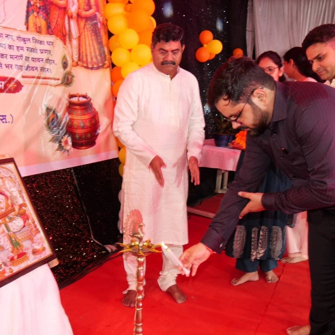श्रीकृष्ण जन्मोत्सव के अवसर पर रिजर्व पुलिस लाइन झाँसी में भक्ति एवं उल्लास का वातावरण
जिलाधिकारी झाँसी गौरांग राठी एवं वरिष्ठ पुलिस अधीक्षक, झाँसी विकास कुमार द्वारा पुलिस लाइन झाँसी में पुलिस अधिकारियों/कर्मचारियों एवं उनके परिवारीजनों की उपस्थिति में विधि-विधानपूर्वक पूजा-अर्चना कर श्रीकृष्ण जन्मोत्सव मनाया गया। इस अवसर पर विभिन्न सांस्कृतिक कार्यक्रमों का आयोजन किया गया तथा उपस्थित पुलिस अधिकारियों/कर्मचारियों एवं उनके परिवारीजनों को श्रीकृष्ण जन्माष्टमी की हार्दिक शुभकामनाएँ दी गईं।
