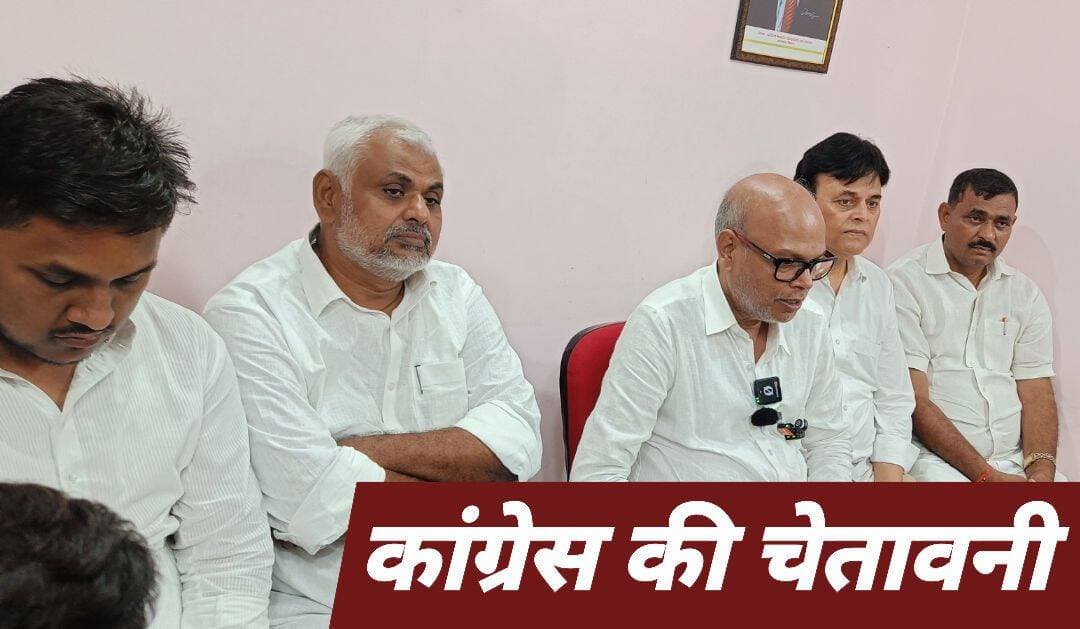 चलती कार में सामूहिक दुष्क<nis:link nis:type=tag nis:id=र्म nis:value=र्म nis:enabled=true nis:link/> मामला में राजेश कांग्रेस की चेतावनी
The silence media news
औरंगाबाद में कांग्रेस प्रदेश अध्यक्ष सह कुटुंबा के पूर्व विधायक राजेश कुमार गुरुवार को औरंगाबाद पहुंचे और रेप पीड़िता के घर जाकर उससे मुलाकात की। उन्होंने पीड़िता और उसके परिजनों से घटना की जानकारी ली और हरसंभव मदद के साथ न्याय दिलाने का भरोसा दिया। इस दौरान उन्होंने औरंगाबाद एसपी उपेंद्रनाथ वर्मा से फोन पर बात कर मामले में आरोपियों की अविलंब गिरफ्तारी की मांग की।
पीड़ित के परिजनों से मुलाकात के बाद प्रेस वार्ता करते कांग्रेस प्रदेश अध्यक्ष
पीड़ित के परिजनों से मुलाकात के बाद प्रेस वार्ता करते कांग्रेस प्रदेश अध्यक्ष
राजेश कुमार ने बताया कि एसपी ने उन्हें जानकारी दी है कि मामले के तीसरे आरोपी ने भी कोर्ट में सरेंडर कर दिया है। एसपी ने भरोसा दिया है कि मामले में स्पीडी ट्रायल चलाकर आरोपियों को जल्द सजा दिलाने की दिशा में कार्रवाई की जाएगी।
कांग्रेस प्रदेश अध्यक्ष ने कहा कि रेप ऐसा शब्द है, जिसका नाम लेना भी अपराध जैसा लगता है। इसके बावजूद बिहार में महिलाओं के खिलाफ ऐसी घटनाएं लगातार सामने आ रही हैं। उन्होंने कहा कि अपराधियों की कोई जाति नहीं होती। अपराधी किसी भी जाति या समुदाय का हो, उसके खिलाफ कानून के तहत सख्त कार्रवाई होनी चाहिए।
उन्होंने कहा कि पीड़िता को न्याय दिलाने के लिए कांग्रेस हरसंभव प्रयास करेगी। किसी भी आरोपी को उसके प्रभाव या पहचान के आधार पर संरक्षण नहीं मिलना चाहिए।
गांव के ही तीन युवकों पर आरोप, सामाजिक व्यवस्था पर उठाए सवाल
राजेश कुमार ने कहा कि इस घटना की सबसे चिंताजनक बात यह है कि मामले में आरोपित तीनों युवक उसी गांव के रहने वाले हैं। उन्होंने कहा कि गांव में लोग एक-दूसरे से सामाजिक और पारिवारिक रिश्तों से जुड़े होते हैं। ऐसे में गांव के ही युवकों पर सामूहिक दुष्कर्म का आरोप लगना समाज के लिए गंभीर चिंता का विषय है।
उन्होंने कहा कि ऐसी घटनाएं समाज के सामने बड़ा सवाल खड़ा करती हैं कि आखिर समाज किस दिशा में जा रहा है। महिलाओं और बेटियों के प्रति सम्मान और सुरक्षा की भावना को मजबूत करने की जरूरत है। अपराधियों पर कार्रवाई के साथ समाज को भी अपनी जिम्मेदारी समझनी होगी।
कानून-व्यवस्था को लेकर सरकार पर हमला
कांग्रेस प्रदेश अध्यक्ष ने बिहार सरकार को कानून-व्यवस्था के मुद्दे पर घेरा। उन्होंने कहा कि मुख्यमंत्री बिहार में सुशासन का दावा करते हैं, लेकिन जमीनी हकीकत इससे अलग है। राज्य में लूट, हत्या और दुष्कर्म जैसी घटनाएं लगातार सामने आ रही हैं।
उन्होंने दावा किया कि अपराध के आंकड़ों पर गौर किया जाए तो बिहार की स्थिति उत्तर प्रदेश से भी खराब है। उन्होंने कहा कि राज्य में बेटियों और महिलाओं की सुरक्षा को लेकर चिंता बढ़ रही है। सरकार को अपराधियों के खिलाफ सख्त कार्रवाई करने के साथ पुलिस-प्रशासन की जवाबदेही भी तय करनी चाहिए।
सड़क से सदन तक आंदोलन की चेतावनी
राजेश कुमार ने कहा कि पीड़िता को न्याय दिलाने के लिए कांग्रेस पीछे नहीं हटेगी। जरूरत पड़ी तो पार्टी इस मामले को लेकर सड़क से लेकर सदन तक आंदोलन करेगी। उन्होंने कहा कि अपराधी कितना भी प्रभावशाली क्यों न हो, कानून से ऊपर कोई नहीं है। दोषियों को कड़ी सजा मिलनी चाहिए, ताकि ऐसी घटनाओं की पुनरावृत्ति न हो।
<nis:link nis:type=tag nis:id=aurangabad nis:value=aurangabad nis:enabled=true nis:link/> <nis:link nis:type=tag nis:id=thesilencemedianews nis:value=thesilencemedianews nis:enabled=true nis:link/> <nis:link nis:type=tag nis:id=अम्बा nis:value=अम्बा nis:enabled=true nis:link/> <nis:link nis:type=tag nis:id=biharcongress nis:value=BiharCongress nis:enabled=true nis:link/> <nis:link nis:type=tag nis:id=औरंगाबाद nis:value=औरंगाबाद nis:enabled=true nis:link/> <nis:link nis:type=tag nis:id=rajeshram nis:value=rajeshram nis:enabled=true nis:link/> <nis:link nis:type=tag nis:id=congress nis:value=Congress nis:enabled=true nis:link/>