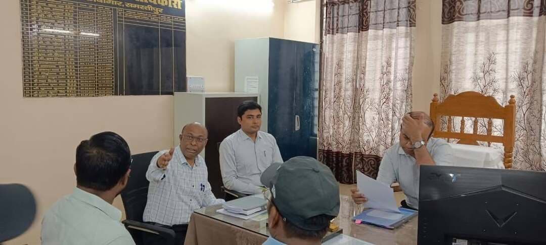 जिलाधिकारी ने जिला कोषागार का किया निरीक्षण, वित्तीय कार्यों एवं अभिलेखों के संधारण की समीक्षा...
समस्तीपुर, 05 सितंबर 2026।
जिलाधिकारी, समस्तीपुर श्री रोशन कुशवाहा द्वारा आज जिला कोषागार, समस्तीपुर का निरीक्षण किया गया। निरीक्षण के दौरान जिलाधिकारी ने कोषागार में संचालित विभिन्न वित्तीय एवं प्रशासनिक कार्यों का जायजा लिया तथा संबंधित पदाधिकारियों से कार्यों की अद्यतन स्थिति की जानकारी प्राप्त की।
जिलाधिकारी ने विभिन्न पंजियों एवं वित्तीय अभिलेखों के संधारण, विपत्रों के निष्पादन, ई-भुगतान से संबंधित कार्यों, पेंशन एवं अन्य वित्तीय मामलों की समीक्षा की। उन्होंने संबंधित पदाधिकारी एवं कर्मियों को सभी कार्यों का निष्पादन निर्धारित नियमों, वित्तीय प्रावधानों एवं विभागीय दिशा-निर्देशों के अनुरूप समयबद्ध तरीके से सुनिश्चित करने का निर्देश दिया।
निरीक्षण के क्रम में जिलाधिकारी ने कोषागार के स्ट्रांग रूम एवं महत्वपूर्ण अभिलेखों/दस्तावेजों के सुरक्षित रख-रखाव की व्यवस्था का भी जायजा लिया। उन्होंने सुरक्षा मानकों का कड़ाई से अनुपालन सुनिश्चित करने तथा महत्वपूर्ण वित्तीय अभिलेखों को सुव्यवस्थित एवं सुरक्षित रखने का निर्देश दिया।
उन्होंने कोषागार परिसर में साफ-सफाई, अभिलेखों के उचित रख-रखाव, कार्यालयीन व्यवस्था एवं कार्यस्थल की सुव्यवस्थित स्थिति बनाए रखने पर भी विशेष ध्यान देने को कहा।
जिलाधिकारी ने कहा कि कोषागार से संबंधित कार्य सीधे तौर पर सरकारी वित्तीय व्यवस्था से जुड़े हैं। अतः प्रत्येक स्तर पर पारदर्शिता, जवाबदेही एवं वित्तीय नियमों का अनुपालन सुनिश्चित किया जाना आवश्यक है। उन्होंने सभी संबंधित पदाधिकारियों एवं कर्मियों को अपने दायित्वों का पूरी तत्परता एवं जिम्मेदारी के साथ निर्वहन करने का निर्देश दिया।
उन्होंने यह भी निर्देश दिया कि कोषागार से संबंधित कार्यों के निष्पादन में अनावश्यक विलंब न हो तथा प्राप्त मामलों का नियमानुसार त्वरित निष्पादन सुनिश्चित किया जाए, ताकि संबंधित कर्मियों, पेंशनधारियों एवं अन्य लाभुकों को समय पर सुविधा प्राप्त हो सके।
निरीक्षण के दौरान उप विकास आयुक्त, समस्तीपुर श्री सूर्य प्रताप सिंह, वरीय कोषागार पदाधिकारी श्री रमेश कुमार बरनवाल, विशेष कार्य पदाधिकारी श्री अली एक राम सहित संबंधित पदाधिकारी एवं कर्मी उपस्थित रहे।
#DistrictAdministration #समस्तीपुर #जिलाधिकारी #रोशनकुशवाहा #जिला_कोषागार #कोषागार_निरीक्षण #वित्तीय_व्यवस्था
Information & Public Relations Department, Government of Bihar