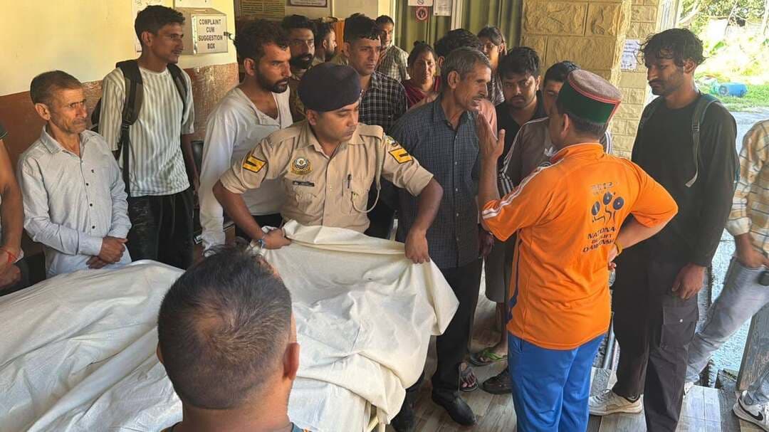 शाहपुर में दर्दनाक हादसा तीन युवाओं की मौत, इलाके में पसरा मातम | Kangra Express
कांगड़ा : शाहपुर विधानसभा क्षेत्र के दरीणी पंचायत के झुनेना गांव में देर रात भलेड़ पावर हाउस के समीप मोटरसाइकिल खाई में गिरने से तीन युवाओं की दर्दनाक मौत हो गई। मृतकों की पहचान अशोक कुमार, प्रिंस और पवन कुमार के रूप में हुई है।
हादसे की सूचना मिलते ही उप मुख्य सचेतक एवं शाहपुर विधायक केवल सिंह पठानिया सिविल अस्पताल शाहपुर पहुंचे और शोक संतप्त परिवारों से मुलाकात कर ढांढस बंधाया। विधायक ने पोस्टमार्टम और शवों को धर्मशाला ले जाने की व्यवस्था के लिए भी अधिकारियों से बातचीत की।
एक साथ तीन युवाओं की मौत से पूरे क्षेत्र में शोक की लहर है।