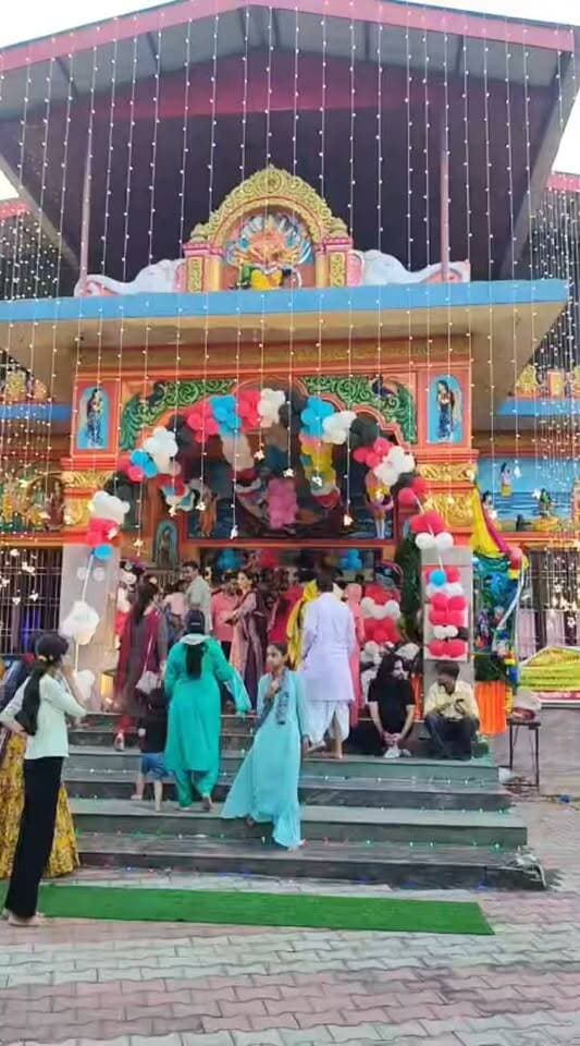 श्री चैतन्य महाप्रभु गोरिए मठ दगढ़ी मंदिर हमीरपुर में श्री कृष्ण जन्माष्टमी के उपलक्ष में उमड़ी श्रद्धालुओं की भीड़