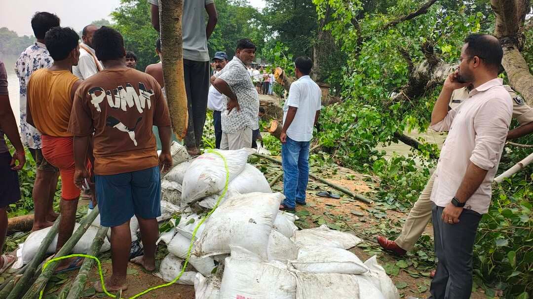 माही नदी के दायाँ तटबंध में क्षति के बाद युद्धस्तर पर मरम्मत कार्य जारी, डीएम ने किया स्थल निरीक्षण
सारण छपरा 5 सितंबर,2026
सारण जिले के दिघवारा प्रखंड अंतर्गत माही नदी के दायाँ तटबंध, जो लगभग 7.5 किलोमीटर लंबा है, में पानी के अत्यधिक दबाव के कारण लीकेज की स्थिति उत्पन्न होने से करीब 12 मीटर हिस्से में तटबंध क्षतिग्रस्त/टूट गया। क्षतिग्रस्त हिस्से की मरम्मत एवं सुदृढ़ीकरण का कार्य जल संसाधन विभाग के मुख्य अभियंता, कार्यपालक अभियंता एवं सहायक अभियंता की निगरानी में युद्धस्तर पर कराया जा रहा है।
जिला पदाधिकारी, सारण श्री वैभव श्रीवास्तव ने भी क्षतिग्रस्त स्थल का स्वयं निरीक्षण कर स्थिति का जायजा लिया। उन्होंने संबंधित अधिकारियों एवं अभियंताओं को मरम्मत कार्य में तेजी लाने तथा तटबंध की सुरक्षा को सर्वोच्च प्राथमिकता देते हुए सभी आवश्यक सुरक्षात्मक उपाय सुनिश्चित करने का निर्देश दिया।
जिला पदाधिकारी ने अधिकारियों को निर्देशित किया कि कार्य में किसी भी प्रकार की शिथिलता न हो तथा स्थल पर पर्याप्त संसाधन एवं मानवबल की उपलब्धता सुनिश्चित करते हुए क्षतिग्रस्त हिस्से की मरम्मत का कार्य शीघ्र पूर्ण किया जाए। उन्होंने तटबंध की स्थिति की लगातार निगरानी रखने एवं आवश्यकता के अनुरूप तत्काल कार्रवाई सुनिश्चित करने का भी निर्देश दिया।
जल संसाधन विभाग के संबंधित अभियंताओं द्वारा स्थल पर लगातार कैंप कर मरम्मत कार्य की निगरानी की जा रही है। जिला प्रशासन द्वारा भी स्थिति पर सतत नजर रखते हुए संबंधित विभाग के पदाधिकारियों के साथ लगातार समन्वय एवं समीक्षा की जा रही है।