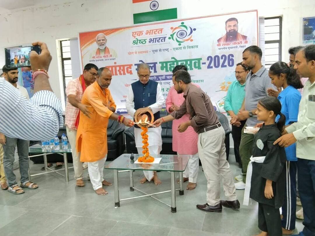 **सांसद खेल महोत्सव का भव्य शुभारंभ: सांसद महोदय ने तलवारबाजी मैच का उद्घाटन कर खिलाड़ियों का बढ़ाया उत्साह**
आज पूर्वी चंपारण जिला अंतर्गत खेल प्रतिभाओं को तराशने और युवाओं को सकारात्मक दिशा देने के उद्देश्य से 'संसद खेल महोत्सव' का भव्य उद्घाटन किया गया। उद्घाटन समारोह के दौरान मुख्य अतिथि माननीय सांसद श्री राधा मोहन सिंह ने तलवारबाजी (Fencing) खेल स्पर्धा का औपचारिक रूप से उद्घाटन किया तथा खिलाड़ियों का मैच शुरू करवाकर उनका उत्साहवर्धन किया।
कार्यक्रम को संबोधित करते हुए माननीय सांसद महोदय ने युवाओं और खेल के सर्वांगीण विकास पर बल दिया।
सांसद महोदय ने अपने संबोधन में कहा कि खेल केवल मनोरंजन का साधन नहीं, बल्कि हमारे युवाओं के सर्वांगीण विकास, अनुशासन और नेतृत्व क्षमता के निर्माण की सबसे मजबूत नींव है। संसद खेल महोत्सव का उद्देश्य गांव और कस्बे से निकलने वाली ग्रामीण प्रतिभाओं को एक मंच प्रदान करना है। आज तलवारबाजी जैसे साहसिक खेल में हमारे खिलाड़ियों का जोश देखकर मुझे पूर्ण विश्वास है कि हमारे क्षेत्र के युवा आने वाले समय में देश का नाम रोशन करेंगे।
हम अपने क्षेत्र में खेल इंफ्रास्ट्रक्चर के विस्तार, आधुनिक सुविधाओं और खिलाड़ियों को हर संभव प्रोत्साहन देने के लिए पूरी तरह प्रतिबद्ध हैं। जब हमारे खिलाड़ी मैदान में उतरते हैं, तो वे केवल खेल नहीं खेलते, बल्कि एक सशक्त और स्वस्थ समाज का निर्माण करते हैं।
महोत्सव के दौरान विभिन्न खेल विधाओं यथा-तलवारबाजी, कैरम, शतरंज, कुश्ती, थाग-टा, वॉलीबॉल, एथलेटिक,वुशु, भरोतोलन, टेबल टेनिस, जूडो, साइकलिंग और कबड्डी की प्रतियोगिताएं 08 अक्टूबर 2026 तक लगातार आयोजित की जाएगी, जिसमें सैकड़ों स्थानीय खिलाड़ी भाग लेंगे। इस उद्घाटन समारोह में श्री लालबाबू प्रसाद गुप्ता उप महापौर नगर निगम, जिला खेल पदाधिकारी श्री विकास कुमार, जिला कार्यक्रम पदाधिकारी स्थापना शिक्षा विभाग, राकेश सिंह एवं रोचक झा समाजसेवी,विभिन्न खेल संघों के पदाधिकारी, शारीरिक शिक्षा शिक्षक, तलवारबाजी के तकनीकी पदाधिकारी और बड़ी संख्या में खेल प्रेमी उपस्थित रहे।
Information & Public Relations Department, Government of Bihar Sports Authority of India