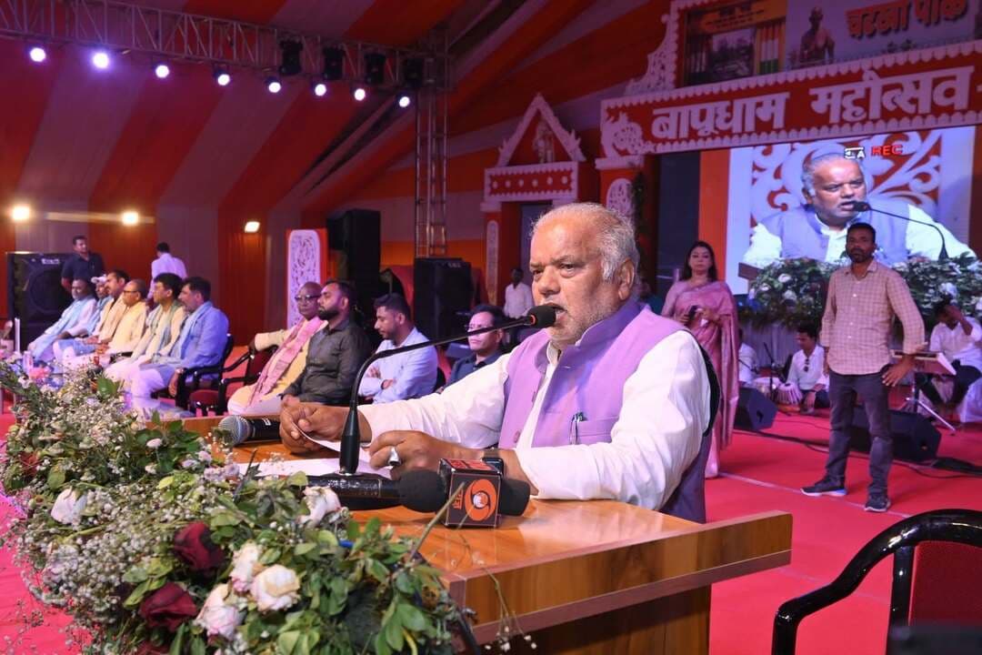 बापूधाम महोत्सव के तीसरे दिन श्री श्रवण कुमार,माननीय मंत्री, ग्रामीण विकास विभाग और सूचना एवं जन संपर्क विभाग बिहार सरकार,माननीय विधायक श्री प्रमोद कुमार, श्री राजू तिवारी,माननीय विधान पार्षद डॉ खालिद अनवर, जिलाधिकारी श्री सौरभ सुमन यादव,उप विकास आयुक्त डॉ प्रदीप कुमार,सहायक समाहर्ता श्री राजकृष्ण झा, जद यू जिला अध्यक्ष श्री भरत पटेल,बीजेपी जिला अध्यक्ष श्री पवन राज के द्वारा संयुक्त रूप से दीप प्रज्ज्वलित उदघाटन किया गया।
Information & Public Relations Department, Government of Bihar Art, Culture and Youth Department, Government of Bihar