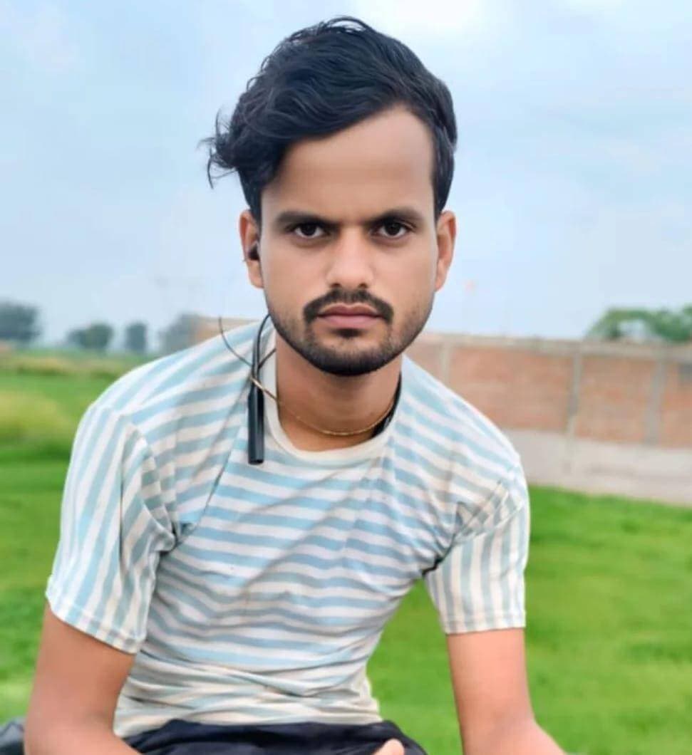 📰 औरैया: खेत में युवक का शव मिलने से क्षेत्र में चर्चा
अजीतमल कोतवाली क्षेत्र में हालेपुर-एल्चीनगर के बीच एक खेत में 22 वर्षीय युवक का शव मिलने की सूचना सामने आई है। मृतक की पहचान हालेपुर निवासी सुमित कुमार के रूप में बताई जा रही है।
प्राप्त जानकारी के अनुसार, युवक शाम करीब 8 बजे घर से निकला था। बाद में ग्रामीणों ने खेत में शव पड़ा देखा और पुलिस व परिजनों को सूचना दी।
सूचना पर पुलिस अधिकारियों के साथ फॉरेंसिक टीम ने मौके पर पहुंचकर जांच की। पुलिस ने शव को कब्जे में लेकर पोस्टमार्टम के लिए भेज दिया है।
मौत के वास्तविक कारणों की पुष्टि पोस्टमार्टम रिपोर्ट एवं पुलिस जांच के बाद ही हो सकेगी। फिलहाल मामले में जांच जारी है।
📍 अजीतमल, औरैया
@auraiyapolice @Uppolice
#औरैया #Auraiya #अजीतमल #AuraiyaPolice #UPPolice #LocalNews #AuraiyaNews
नोट: यह पोस्ट उपलब्ध प्रारंभिक जानकारी के आधार पर है। किसी भी निष्कर्ष की पुष्टि संबंधित जांच/आधिकारिक जानकारी के बाद ही होगी।