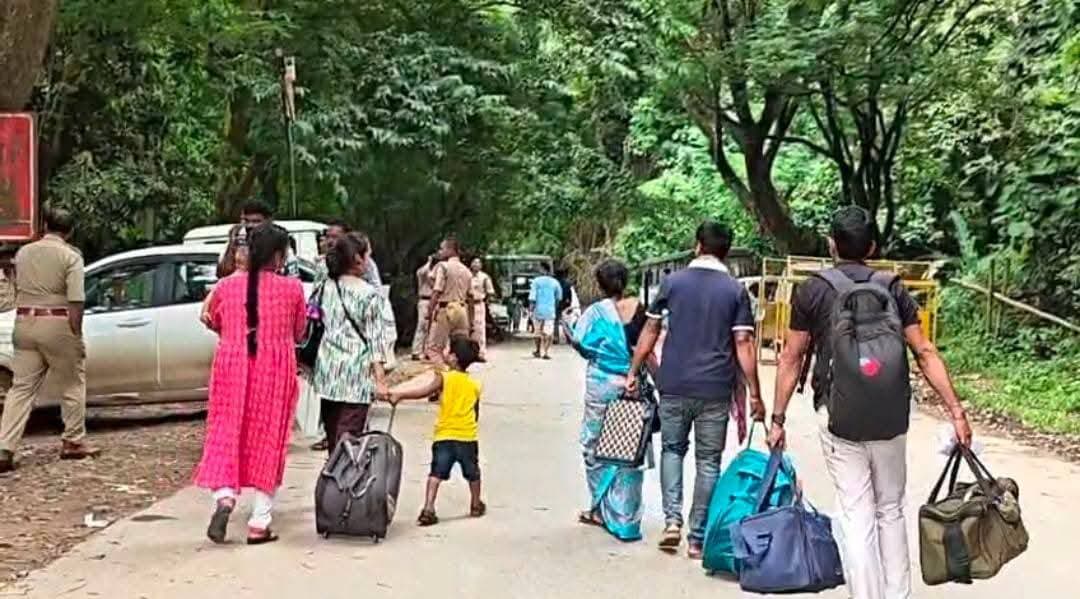 দ্বিতীয় দিনেও অবরোধে বিপাকে ফ্লাইট যাত্রীরা! বড়মুড়া পাহাড়ে আটকে অসংখ্য মানুষ, চরম দুর্ভোগ