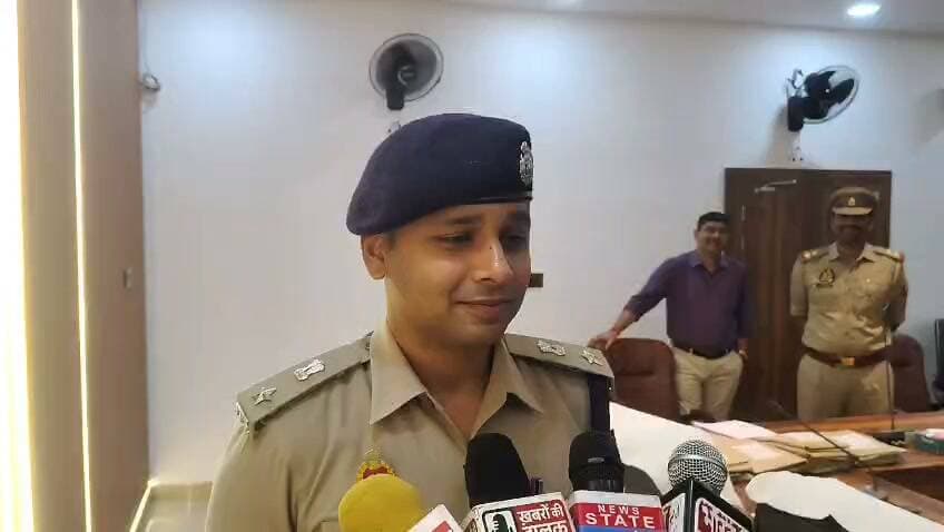 अपहरण से खूनी हमले तक... 48 घंटे बाद भी राजू का सुराग नहीं, 155 CCTV खंगाल रही पुलिस
औंग के भीकमपुर हत्याकांड की गुत्थी उलझी, घायल खतरे से बाहर, लापता राजू की तलाश बनी सबसे बड़ी चुनौती
पारिवारिक विवाद ने ली खूनी करवट, एसपी की निगरानी में पांच टीमें जुटीं, हर पहलू की हो रही वैज्ञानिक जांच
फतेहपुर। औंग थाना क्षेत्र के भीकमपुर गांव में हुए चर्चित खूनी घटनाक्रम ने अब जांच के नए मोड़ ले लिए हैं। शुरुआती पारिवारिक विवाद से शुरू हुई यह घटना अब अपहरण, जानलेवा हमले, एक मौत और एक व्यक्ति के रहस्यमय ढंग से लापता होने की गुत्थी बन चुकी है। घटना के 48 घंटे से अधिक समय बीत जाने के बाद भी लापता राजू विश्वकर्मा का कोई सुराग नहीं मिल सका है। पुलिस अधीक्षक अभिमन्यु मांगलिक के निर्देशन में क्राइम डिटेक्शन, सर्विलांस और स्थानीय पुलिस की कुल पांच टीमें लगातार खोजबीन में जुटी हैं। अब तक कानपुर मार्ग से लेकर सिकठिया क्षेत्र तक 155 सीसीटीवी कैमरों की फुटेज खंगाली जा चुकी है।
पुलिस जांच के अनुसार आशापुर निवासी पवन विश्वकर्मा का अपनी पत्नी से कई वर्षों से वैवाहिक विवाद चल रहा था। प्रारंभिक जांच में सामने आया कि पवन को संदेह था कि उसकी पत्नी और बच्चों के उससे अलग रहने के पीछे ससुराल पक्ष की भूमिका है। इसी मानसिक तनाव और आक्रोश के चलते उसने कथित रूप से योजनाबद्ध तरीके से वारदात को अंजाम देने की तैयारी की।
बताया जा रहा है कि घटना वाले दिन पवन अपने ससुराल भीकमपुर पहुंचा और बड़े साले राजू विश्वकर्मा को उसके पुत्र की शादी के लिए लड़की दिखाने का बहाना बनाकर अपने साथ ले गया। देर शाम वह अकेला वापस लौटा और परिवार को बताया कि राजू वहीं रुक गया है तथा सुबह लौट आएगा। परिजनों ने उस पर भरोसा कर लिया और रात का भोजन करने के बाद सभी सो गए।
पुलिस के अनुसार रात करीब डेढ़ से दो बजे के बीच पवन ने अपने साथ लाए धारदार बांका से सो रहे परिवार पर ताबड़तोड़ हमला कर दिया। हमले में प्रदीप, राजकरण, गोरे, राजेश और पुष्पा गंभीर रूप से घायल हो गए। चीख-पुकार सुनकर आसपास के ग्रामीण मौके पर पहुंचे। आत्मरक्षा और हमले को रोकने के प्रयास में पवन भी गंभीर रूप से घायल हो गया। पुलिस के पहुंचने से पहले वह अचेत अवस्था में मिला, जिसे अस्पताल भेजा गया, जहां चिकित्सकों ने उसे मृत घोषित कर दिया।
डायल-112 पर सूचना मिलते ही औंग थाना पुलिस ने तत्काल मौके पर पहुंचकर स्थिति को नियंत्रित किया। इसके बाद अतिरिक्त पुलिस बल, अपर पुलिस अधीक्षक तथा अन्य वरिष्ठ अधिकारी घटनास्थल पहुंचे। पुलिस अधीक्षक अभिमन्यु मांगलिक ने स्वयं घटनास्थल का निरीक्षण कर फोरेंसिक साक्ष्य जुटाने, तकनीकी जांच तेज करने और प्रत्येक पहलू की वैज्ञानिक तरीके से जांच के निर्देश दिए। घटनास्थल से साक्ष्य एकत्र किए गए तथा हत्या के प्रयास, संदिग्ध अपहरण और अन्य संबंधित धाराओं में वैधानिक कार्रवाई प्रारंभ की गई।
घटना के बाद सबसे बड़ी चुनौती लापता राजू विश्वकर्मा की तलाश बन गई। पुलिस ने सर्विलांस, सीडीआर विश्लेषण, मोबाइल लोकेशन, सीसीटीवी फुटेज और स्थानीय सूचना तंत्र को सक्रिय किया। जांच में सामने आया कि पवन अपनी बाइक से आशापुर मोड़ के पास गलत दिशा में जाता दिखाई दिया था। इसके बाद वह छिवली नदी पुल की ओर बढ़ा, जहां आगे कैमरे नहीं लगे थे। इसी कारण पुलिस की जांच अब बकेवर रोड, छिवली नदी और आसपास के संभावित क्षेत्रों पर केंद्रित है। हालांकि अभी तक नदी में सर्च ऑपरेशन शुरू नहीं किया गया है। पुलिस का कहना है कि ठोस तकनीकी साक्ष्य मिलने के बाद आवश्यकता पड़ने पर जल पुलिस एवं गोताखोरों की मदद भी ली जाएगी।
घटना में घायल सभी लोगों को पहले फतेहपुर मेडिकल कॉलेज ले जाया गया था, जहां से चार घायलों को बेहतर उपचार के लिए कानपुर के हैलट अस्पताल रेफर किया गया। चिकित्सकों के अनुसार सभी घायल अब खतरे से बाहर बताए जा रहे हैं। बाद में परिजनों ने आरोप लगाया कि उन्हें समय से पहले अस्पताल से हटाया गया, जिसके बाद क्षेत्रीय विधायक राजेंद्र सिंह पटेल ने हस्तक्षेप करते हुए घायलों को पुनः इलाज की व्यवस्था उपलब्ध कराने में सहयोग किया।
घटना के बाद गांव में कई दिनों तक तनावपूर्ण माहौल बना रहा। ग्रामीणों में इस बात को लेकर आक्रोश है कि राजू विश्वकर्मा का अब तक कोई पता नहीं चल सका। दूसरी ओर पुलिस लगातार यह भरोसा दिला रही है कि मामले की निष्पक्ष, पारदर्शी और वैज्ञानिक जांच की जा रही है तथा किसी भी पहलू को नजरअंदाज नहीं किया जाएगा।
उधर, पवन विश्वकर्मा का शव पोस्टमार्टम के बाद उसके पैतृक गांव पहुंचा, जहां सीमित लोगों की मौजूदगी में उसके पुत्र ने अंतिम संस्कार किया। गांव में इस पूरे घटनाक्रम को लेकर अब भी चर्चा का माहौल है।
यह मामला अब केवल एक पारिवारिक विवाद नहीं रह गया है, बल्कि कानून-व्यवस्था, मानसिक तनाव, पारिवारिक संवाद और सामाजिक हस्तक्षेप जैसे गंभीर मुद्दों को भी सामने ला रहा है। पुलिस का कहना है कि राजू विश्वकर्मा की बरामदगी और तकनीकी जांच के बाद ही कई महत्वपूर्ण सवालों के जवाब सामने आ सकेंगे।
🟥 ND NEWS | दैनिक निष्पक्ष धारा की अपील
पारिवारिक विवादों को कभी भी हिंसा का रूप न लेने दें। मतभेद होने पर कानूनी, सामाजिक और पारिवारिक स्तर पर समाधान खोजें। यदि किसी व्यक्ति के अचानक लापता होने की सूचना मिले तो तत्काल पुलिस को सूचित करें और जांच में सहयोग करें। अफवाहों से बचें तथा केवल पुलिस द्वारा जारी आधिकारिक तथ्यों पर ही भरोसा करें। प्रशासन से अपेक्षा है कि पीड़ित परिवार को न्याय दिलाने के साथ-साथ लापता व्यक्ति की शीघ्र बरामदगी के लिए हर संभव प्रयास जारी रखे।
👇👇
#NDNEWS #दैनिकनिष्पक्षधारा #Fatehpur #Aung #Bhikampur #RajuVishwakarma #AbhimanyuMangalik #UPPolice #CrimeInvestigation #BreakingNews #Justice #Surveillance #Forensic #LawAndOrder #FatehpurPolice
👇👇
@dgpup
@RSSorg
@UPGovt
@wpl1090
@RSSgeet
@Uppolice
@MIB_India
@PMOIndia
@HMOIndia
@abmanglik
@VHPDigital
@igrangealld
@myogioffice
@InfoDeptUP
@dmfatehpur
@sdmsadarftp
@CMOfficeUP
@CMOUP_RC
@UPPRD1948
@ChiefSecyUP
@ChiefSecyUP
@MahantYogiG
@FatehpurSdm
@fatehpurpolice
@BajrangDalOrg
@rashtrapatibhvn
@UPMahilaKalyan
@112UttarPradesh
@myogiadityanath
@CommissionerPrg
@ADGZonPrayagraj
👇👇👇
🟥 ND NEWS | दैनिक निष्पक्ष धारा
मुख्य संपादक / संस्थापक: राजन सिंह हाड़ा
सह-संपादक: शालिनी सिंह भदौरिया
✒️ रिपोर्ट: सहयोगी शिवा गुप्ता के साथ जिला ब्यूरो अजय श्रीवास्तव
📍 कार्यालय-3: U158, हीरा स्वीट्स के पास, विकास मार्ग, लक्ष्मी नगर, पूर्वी दिल्ली, पिन कोड – 110092 (NCR)
📍 कार्यालय-2: विधानसभा रोड, बर्लिंगटन चौराहा, लखनऊ – 226001 (UP)
📍 कार्यालय-1: 1/1 अटल बिहारी चौराहा, नियर बर्मा चौराहा, फतेहपुर – 212601 (UP)
📅 दिनांक: 05 सितंबर 2026
📆 दिन: शनिवार
📧 Email: ndnewschannel@gmail.com
📞 मोबाइल: 096961 19696